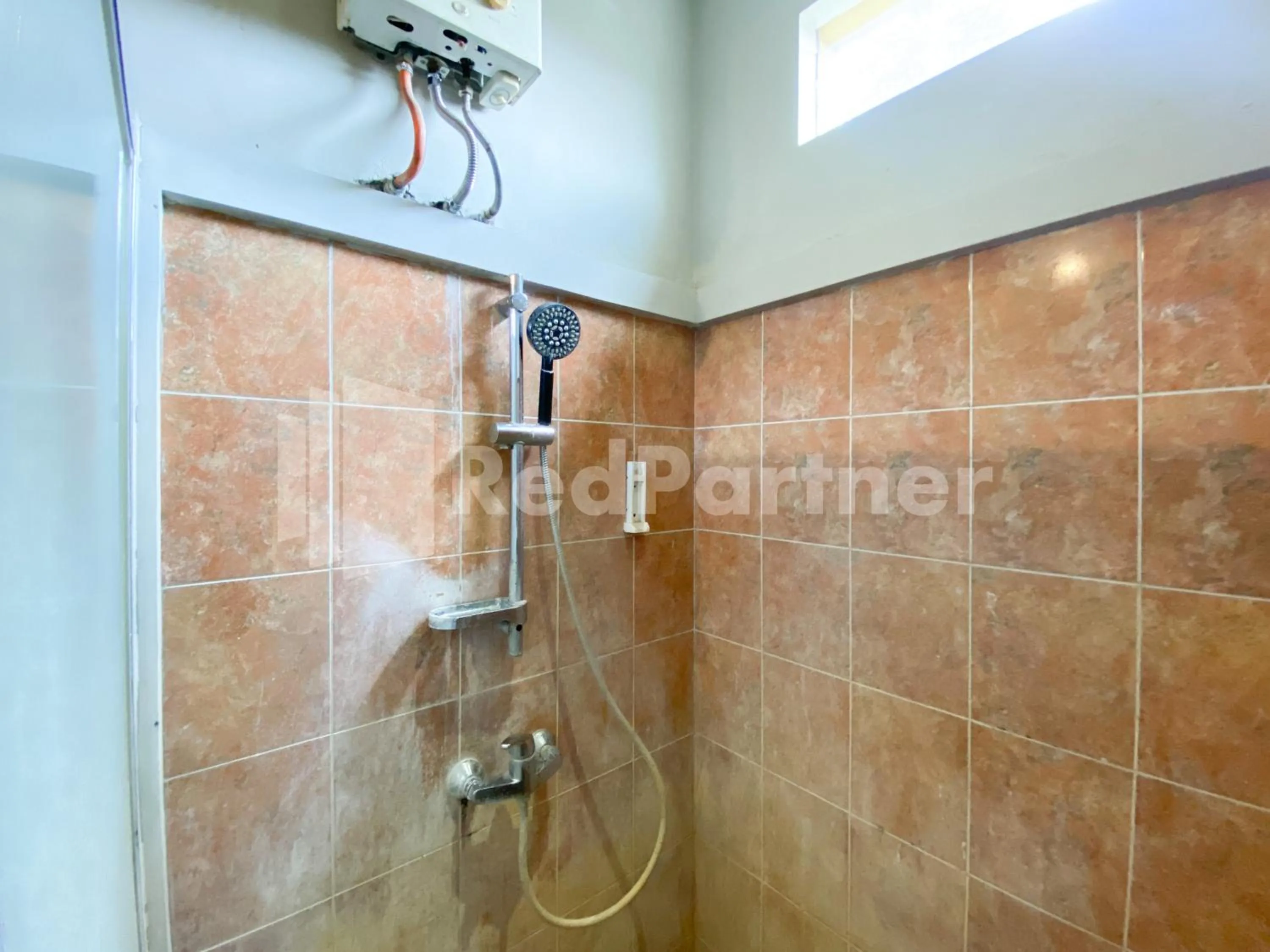 Bathroom in Istana Griya 2 Hotel Solo RedPartner