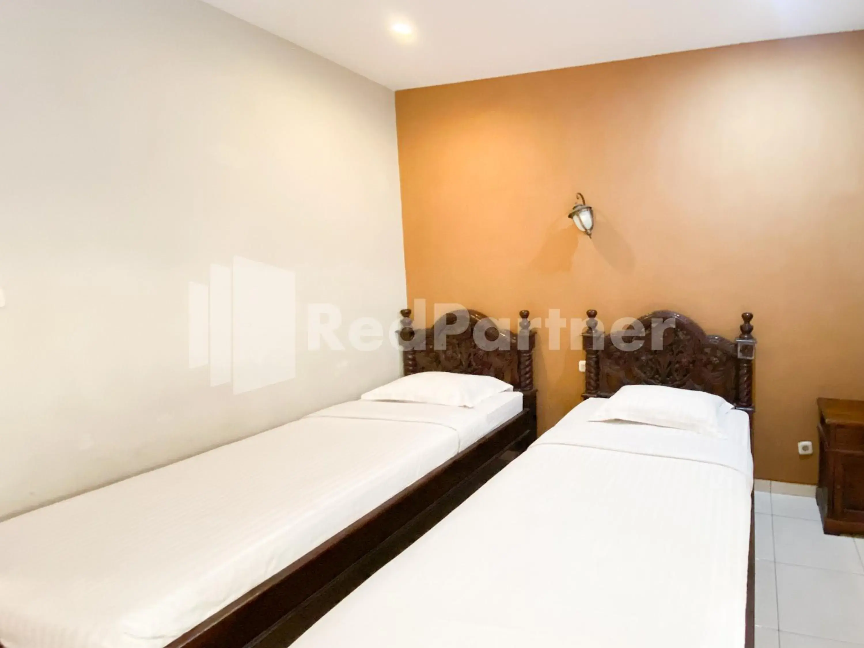 Deluxe Twin Room in Istana Griya 2 Hotel Solo RedPartner Deluxe Twin Room in Istana Griya 2 Hotel Solo RedPartner