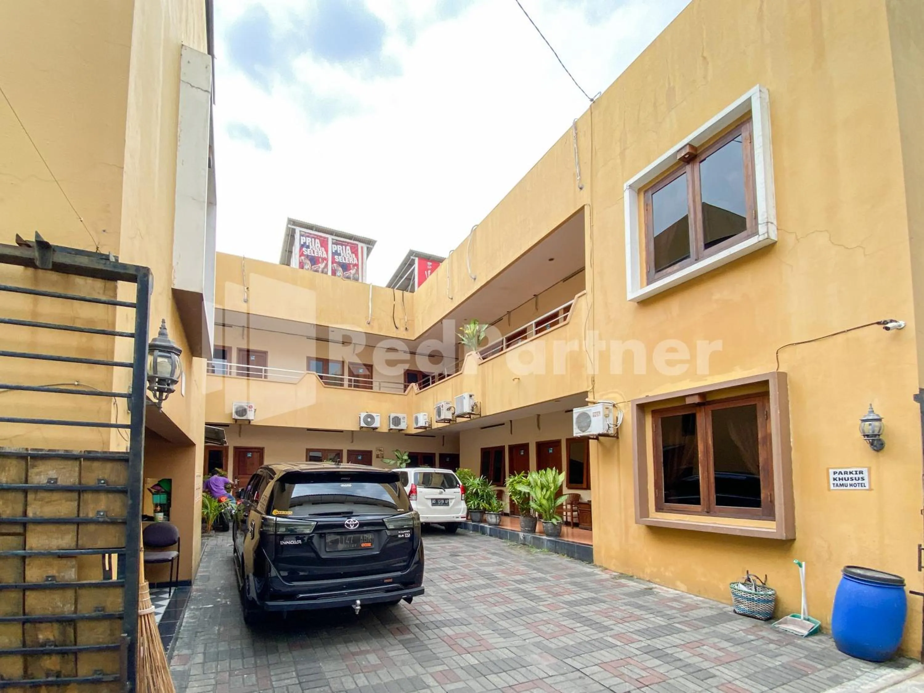 Property building in Istana Griya 2 Hotel Solo RedPartner