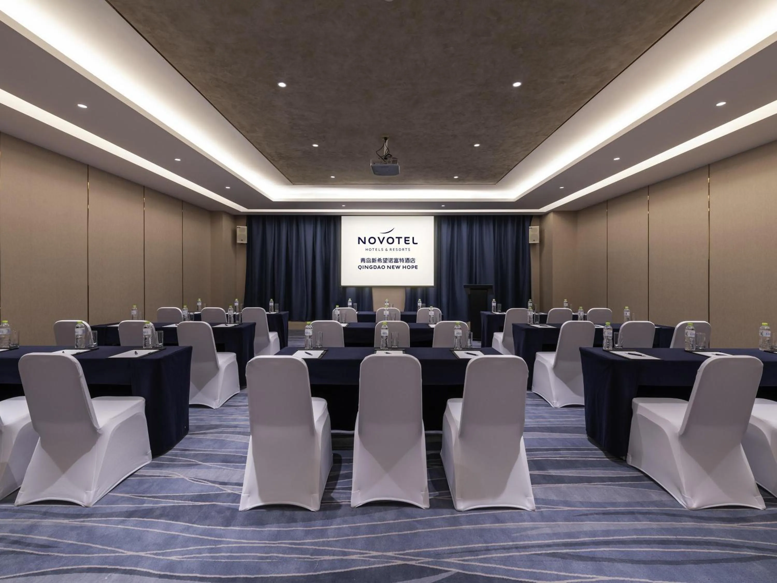 Meeting/conference room in Novotel Qingdao New Hope