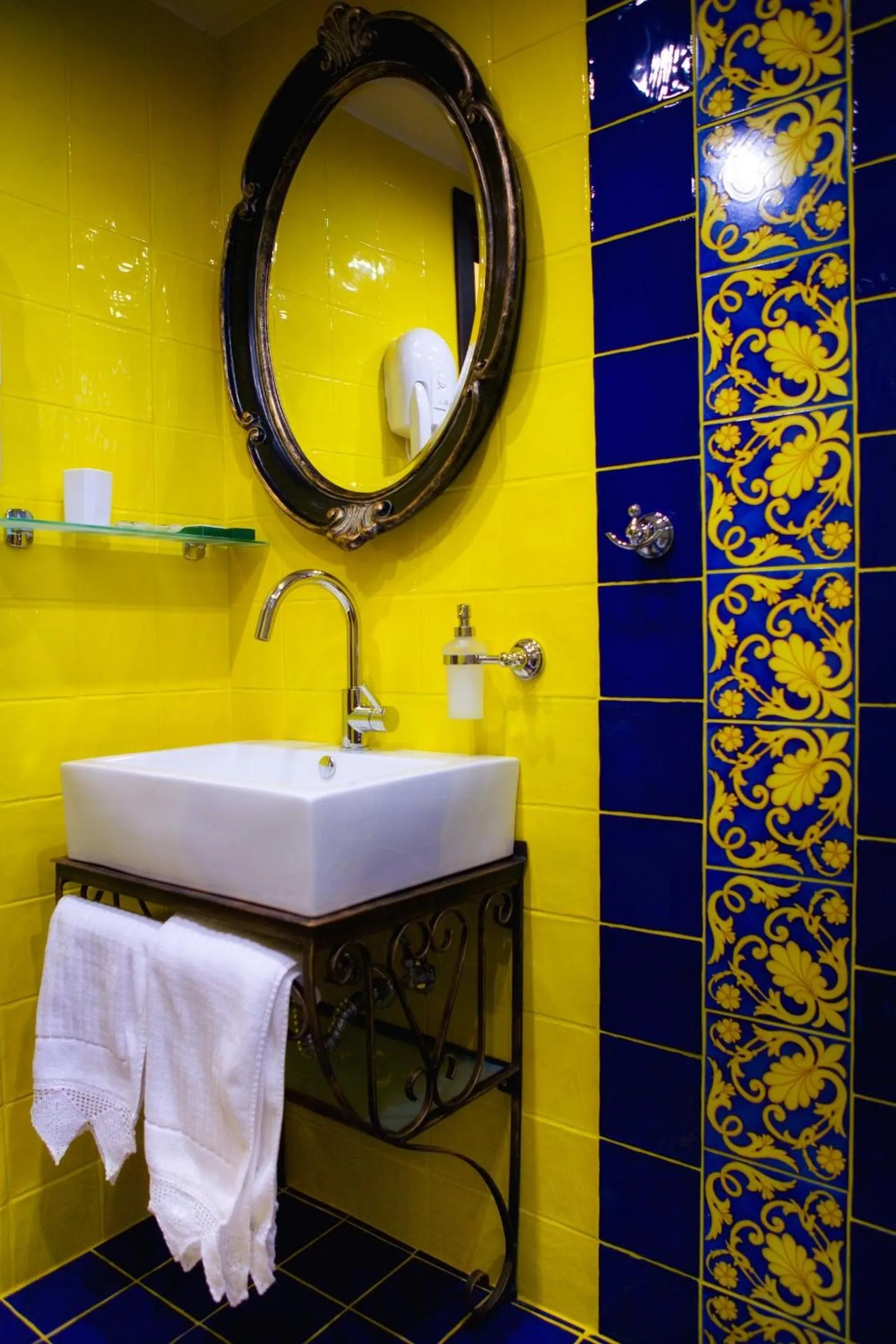 Shower in Archontiko Emmanouilidi Suites