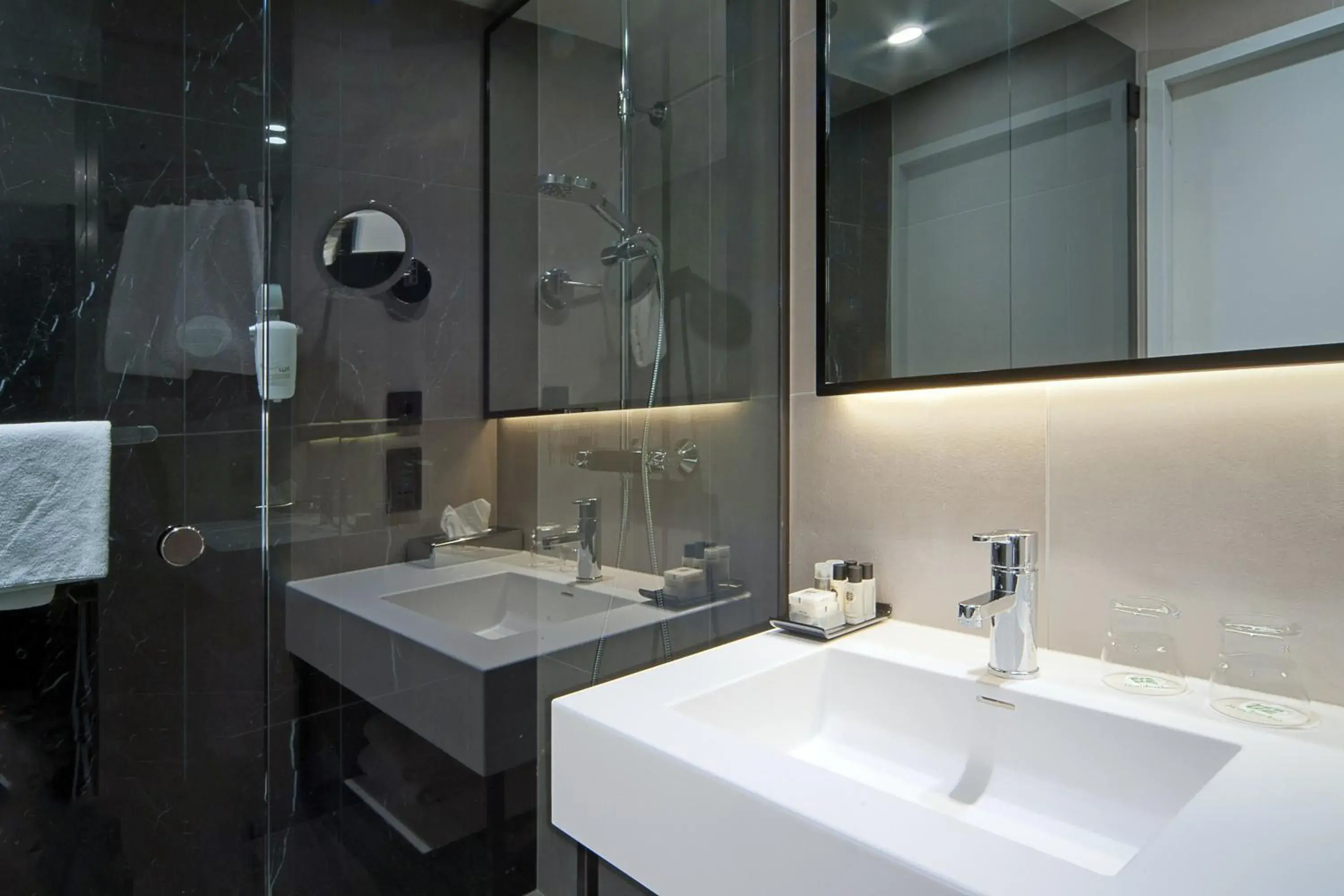 Standard Twin Room - Top Floor in Holiday Inn Helsinki - Expo by IHG Standard Twin Room - Top Floor in Holiday Inn Helsinki - Expo by IHG