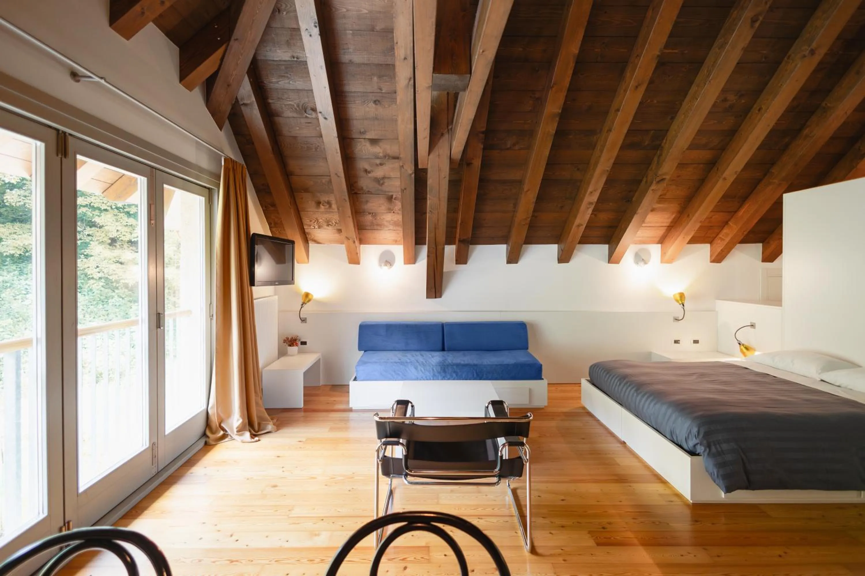 Living room, Bed in Albergo Diffuso Comeglians
