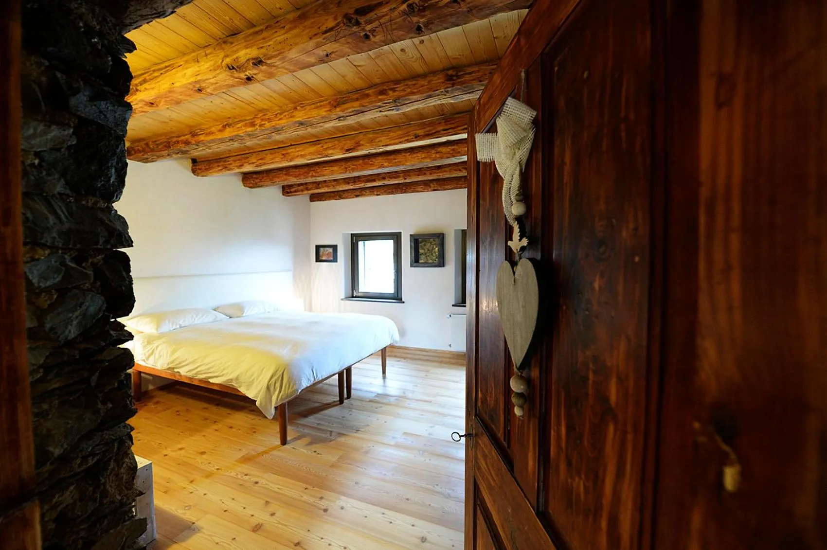 Bedroom, Bed in Albergo Diffuso Comeglians