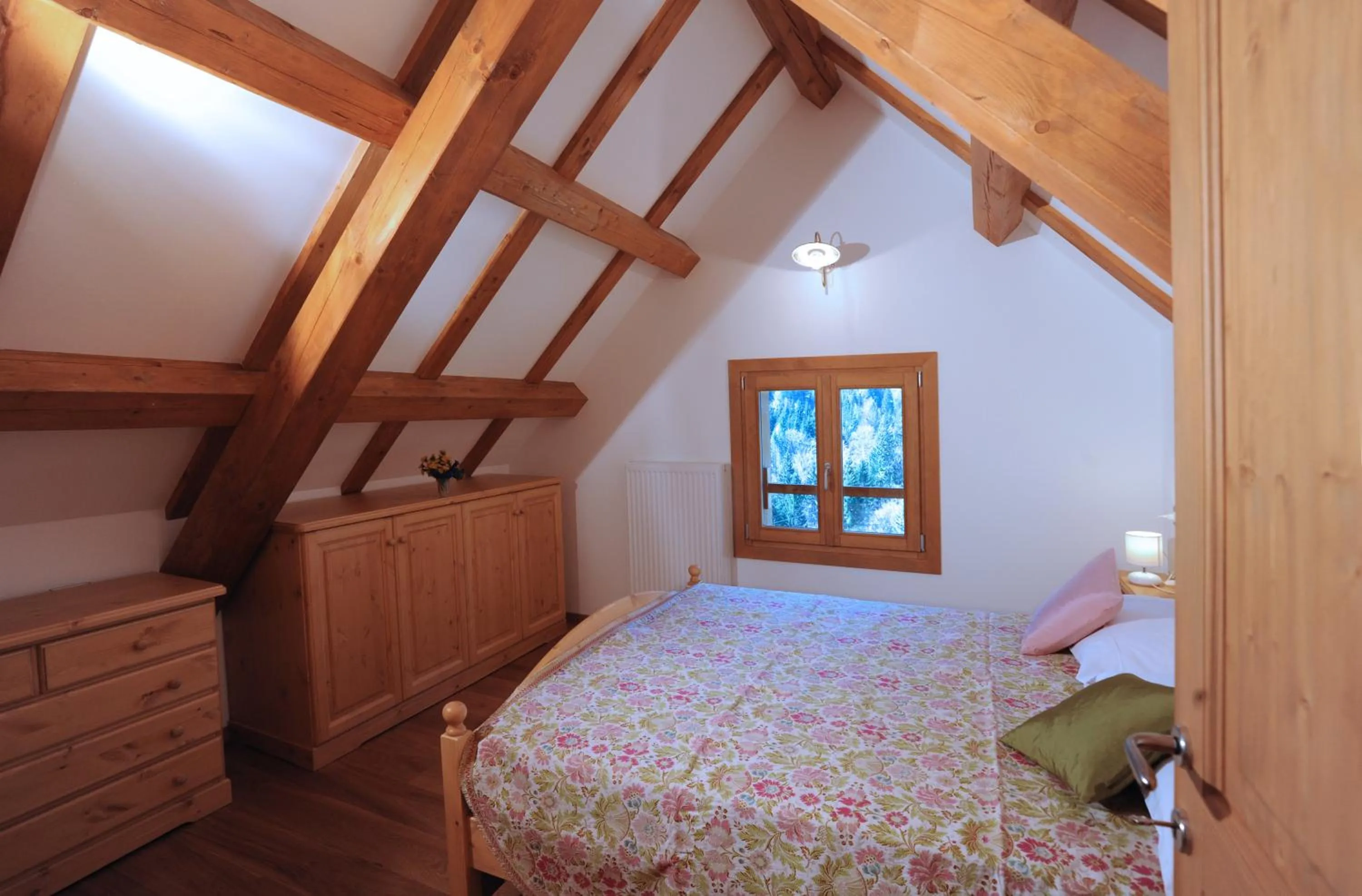 Photo of the whole room, Bed in Albergo Diffuso Comeglians