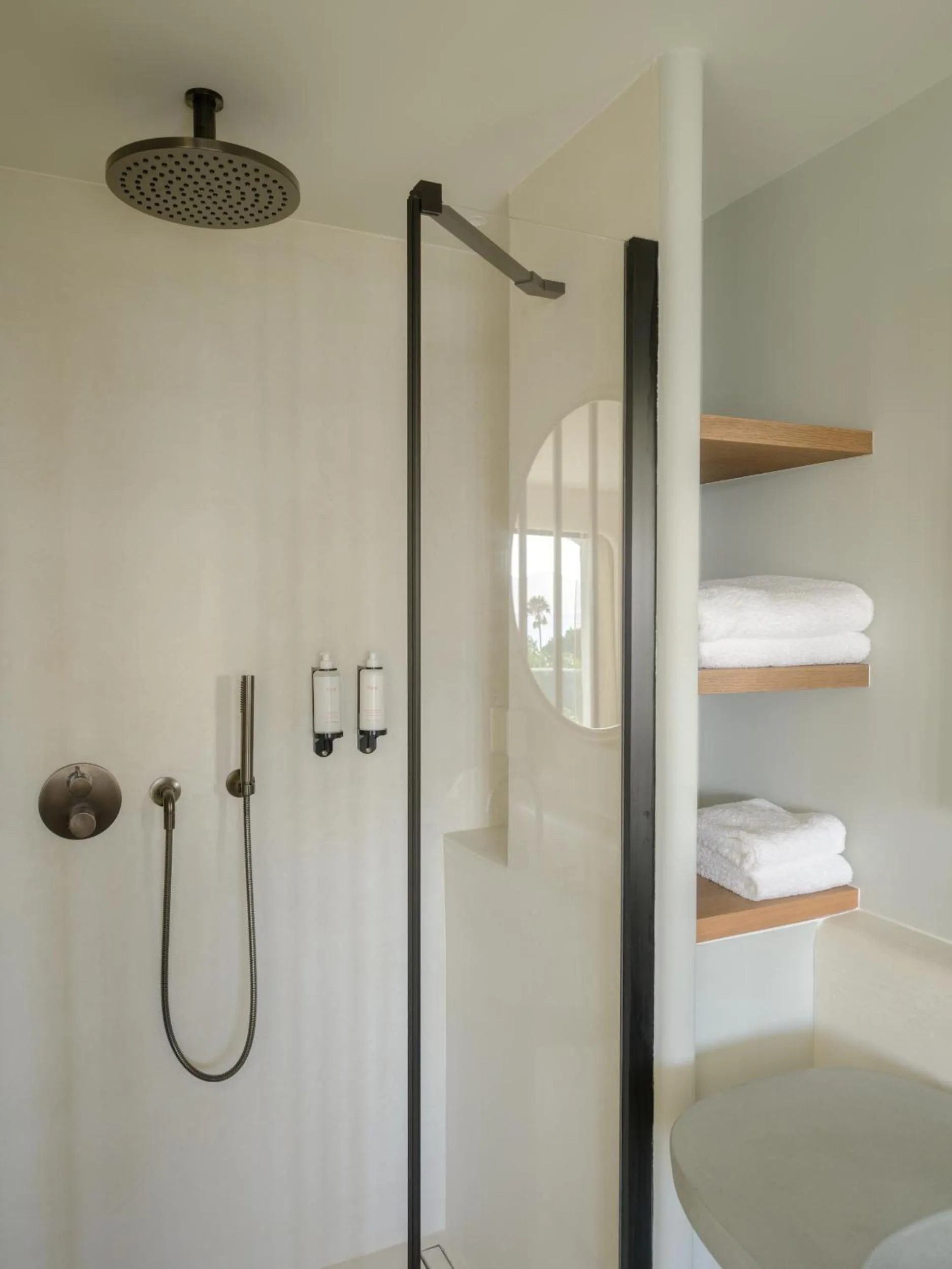 Shower in Hôtel & Spa Belle Plage