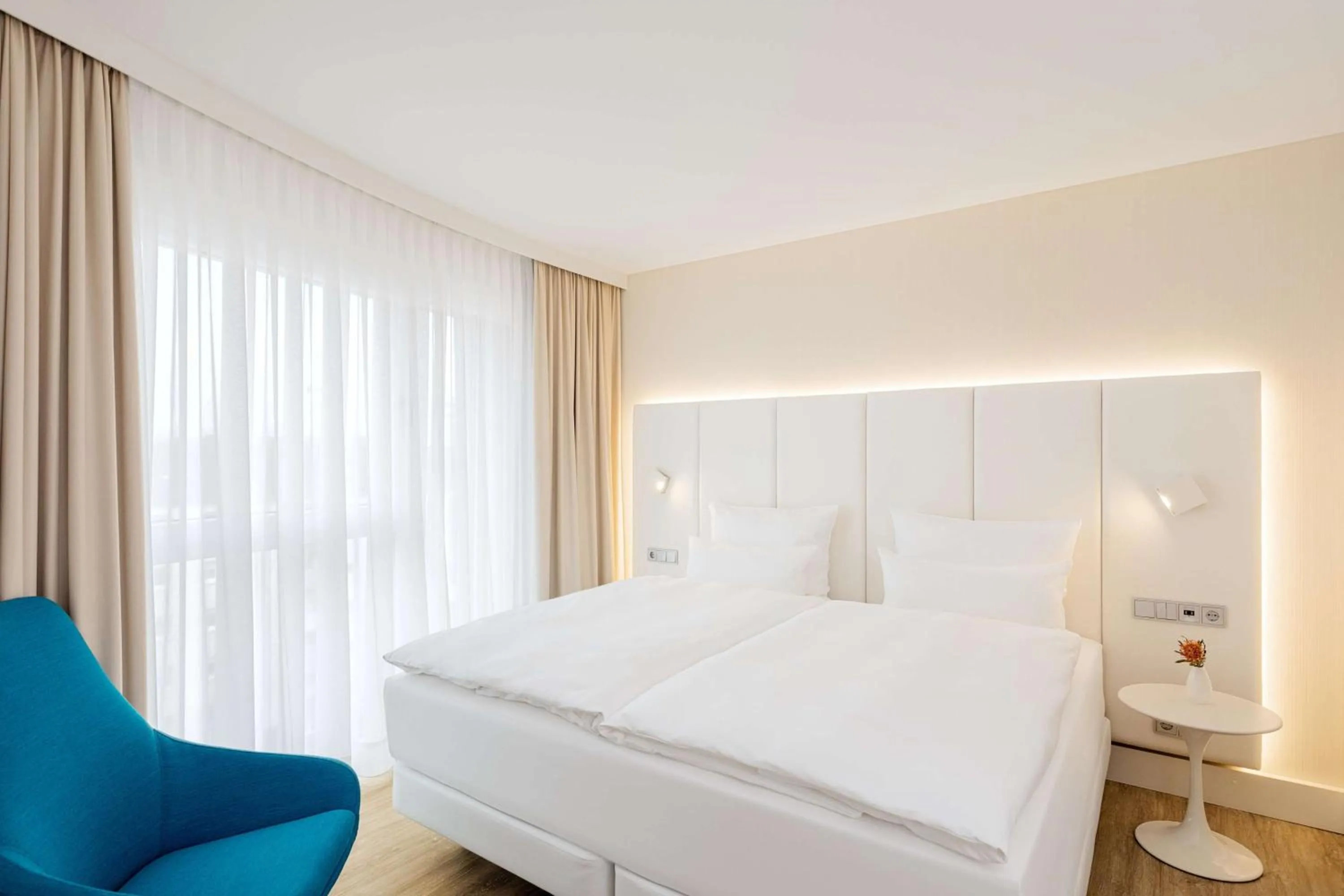 Bedroom, Bed in NH Mannheim