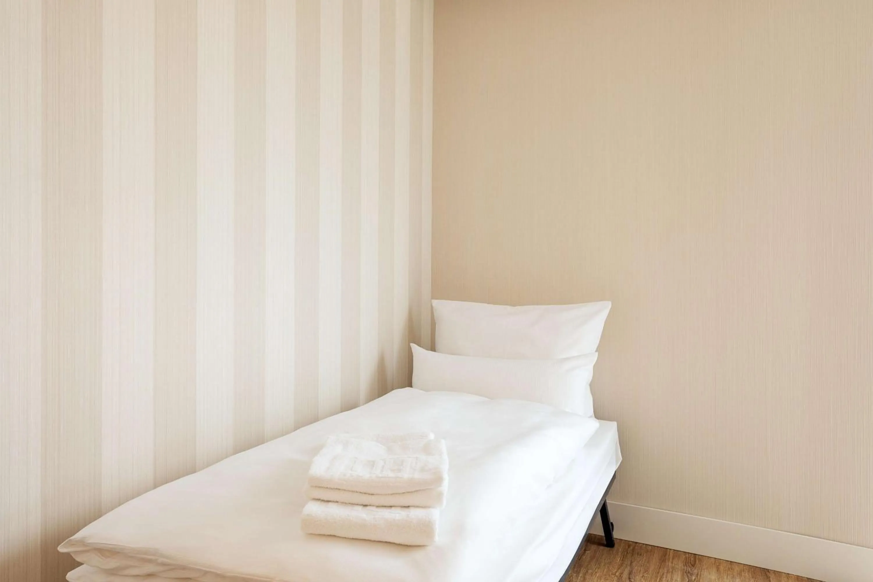 Bedroom, Bed in NH Mannheim