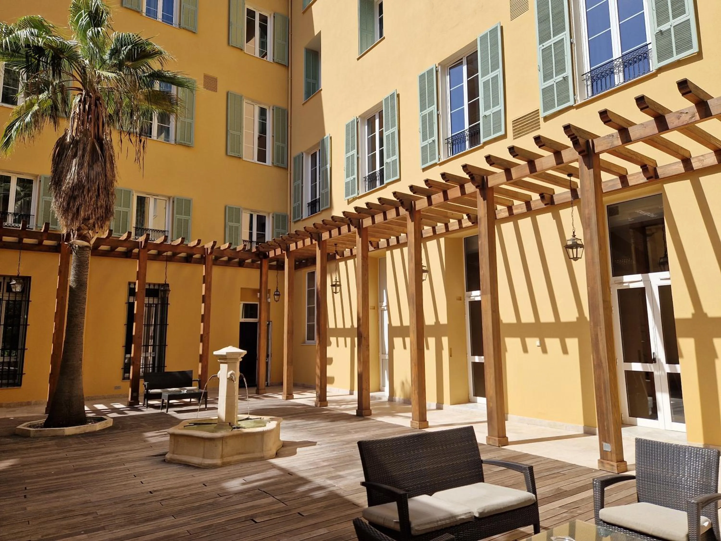 Property building in Hotel Le Saint Paul