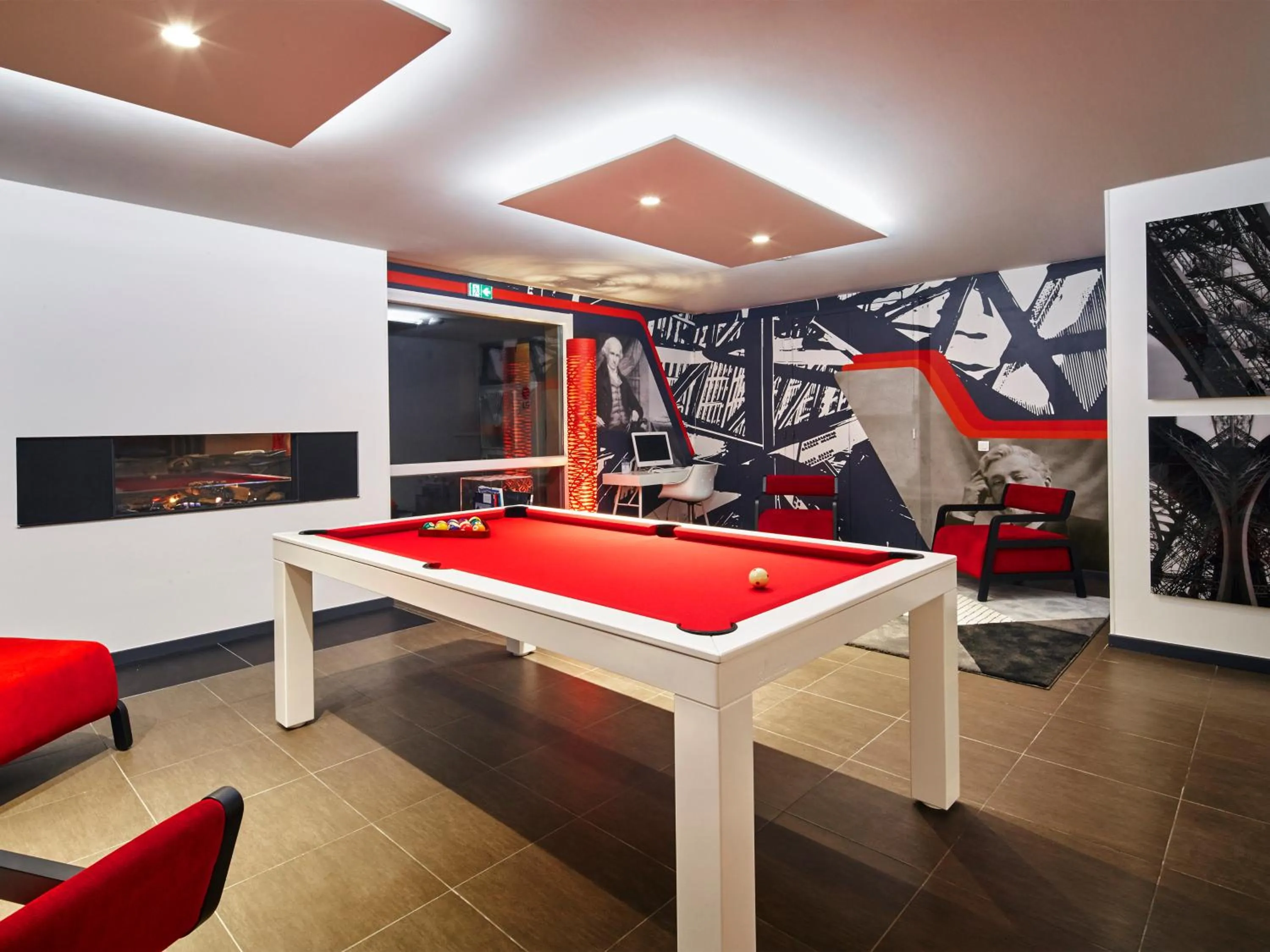 Billiard in Hôtel Gustave Colmar