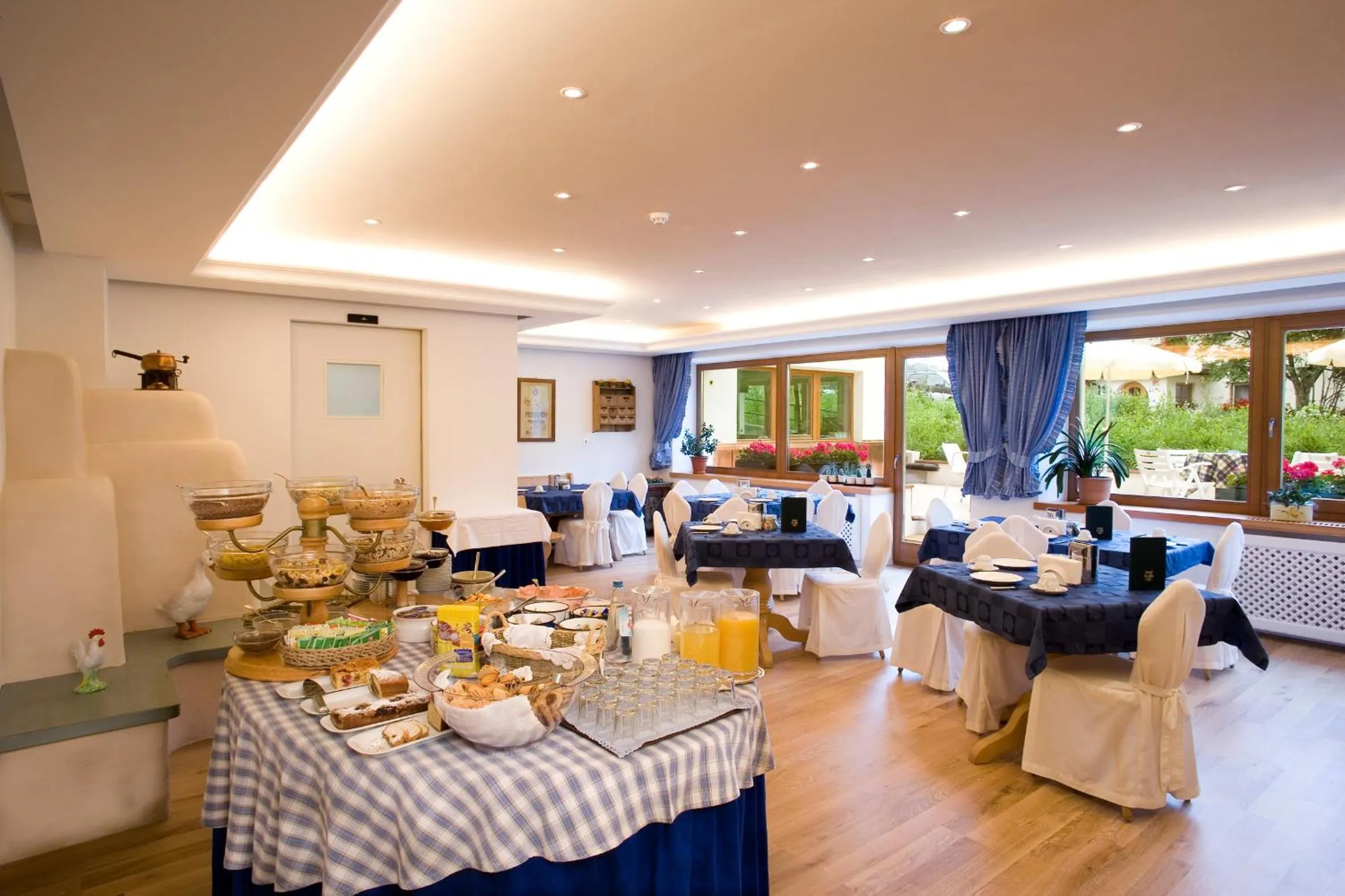 Restaurant/places to eat in Hotel La Villa