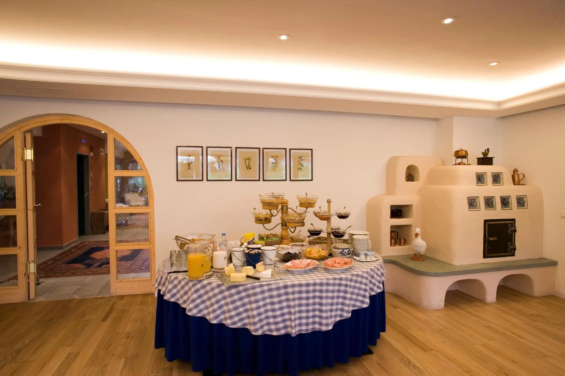 Restaurant/places to eat in Hotel La Villa