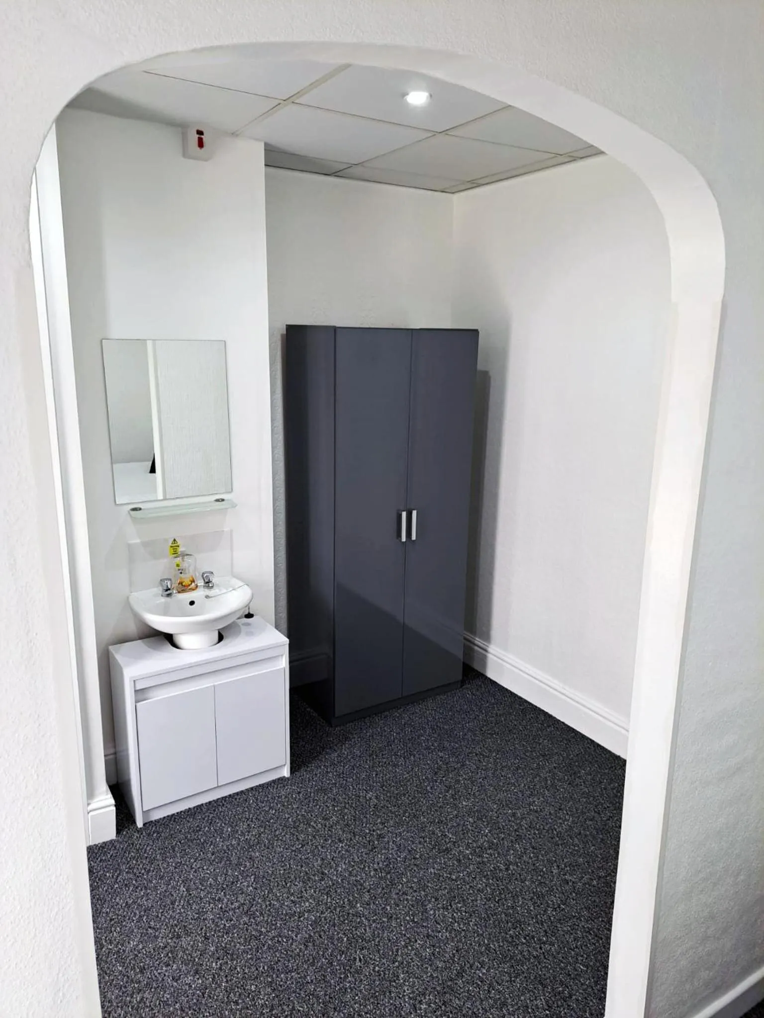 Shower in The Mornington Hotel