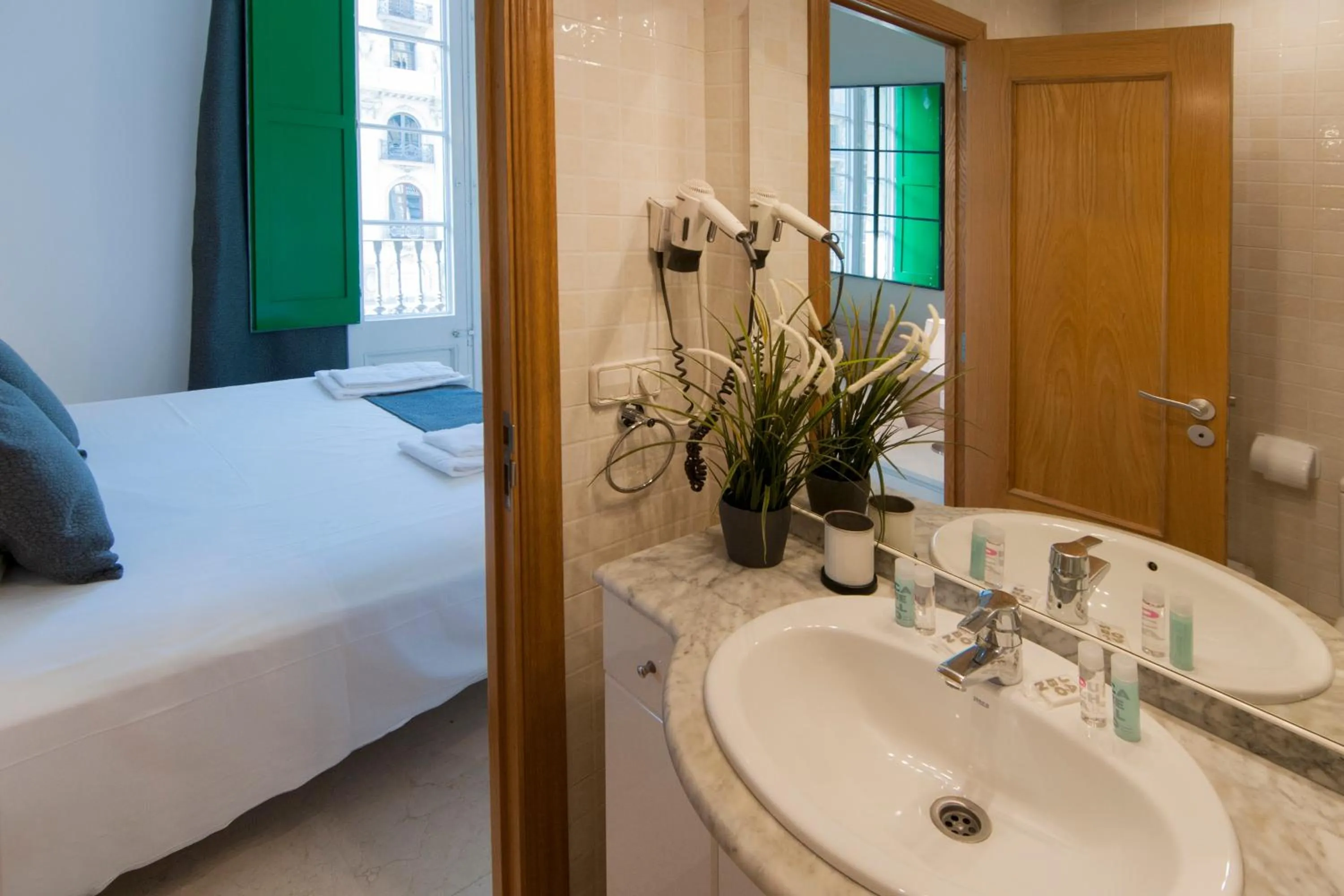 Bathroom, Bed in Serennia Apartamentos Ramblas - Plaça Catalunya