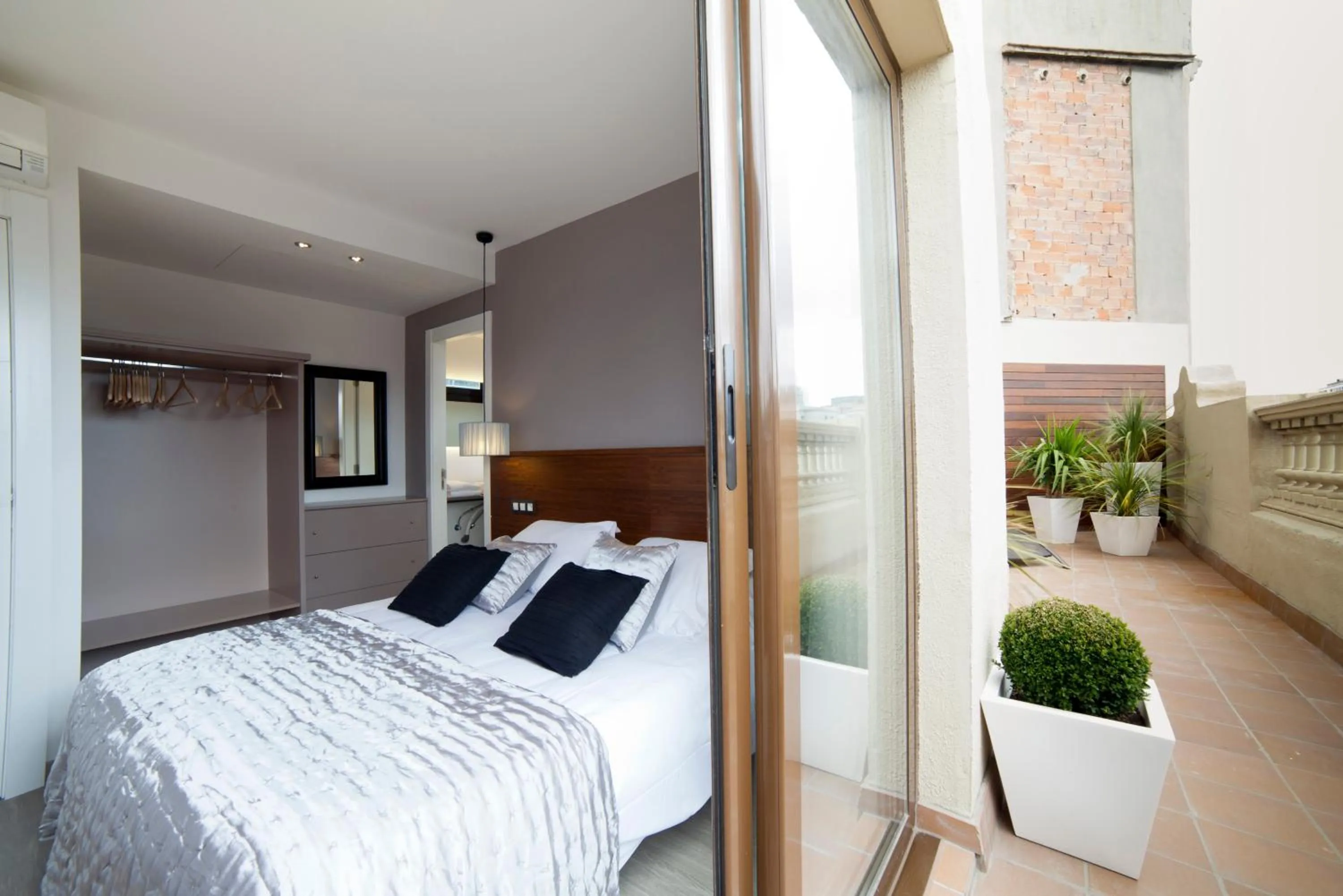 Balcony/Terrace, Bed in Serennia Apartamentos Ramblas - Plaça Catalunya