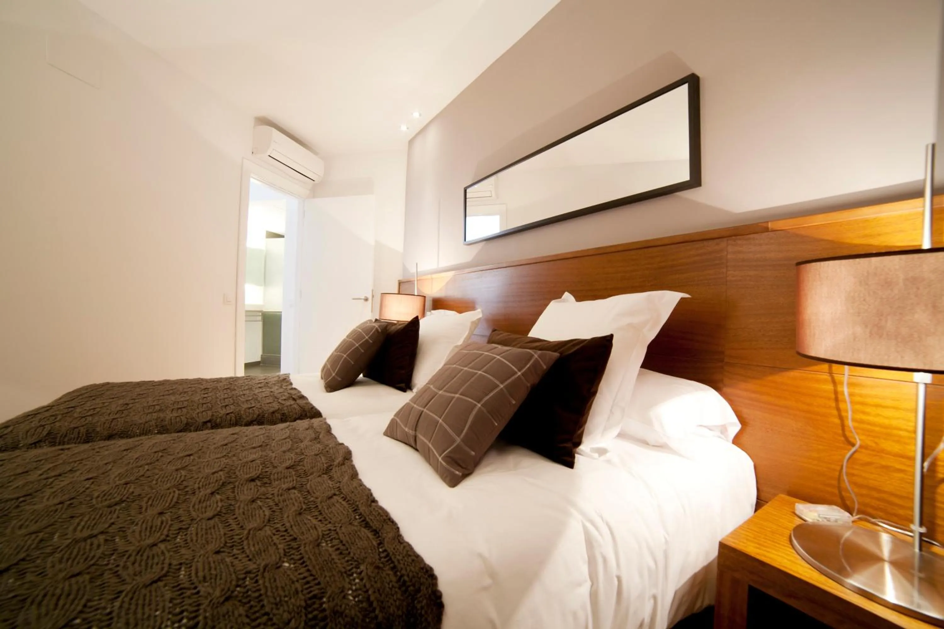 Photo of the whole room, Bed in Serennia Apartamentos Ramblas - Plaça Catalunya