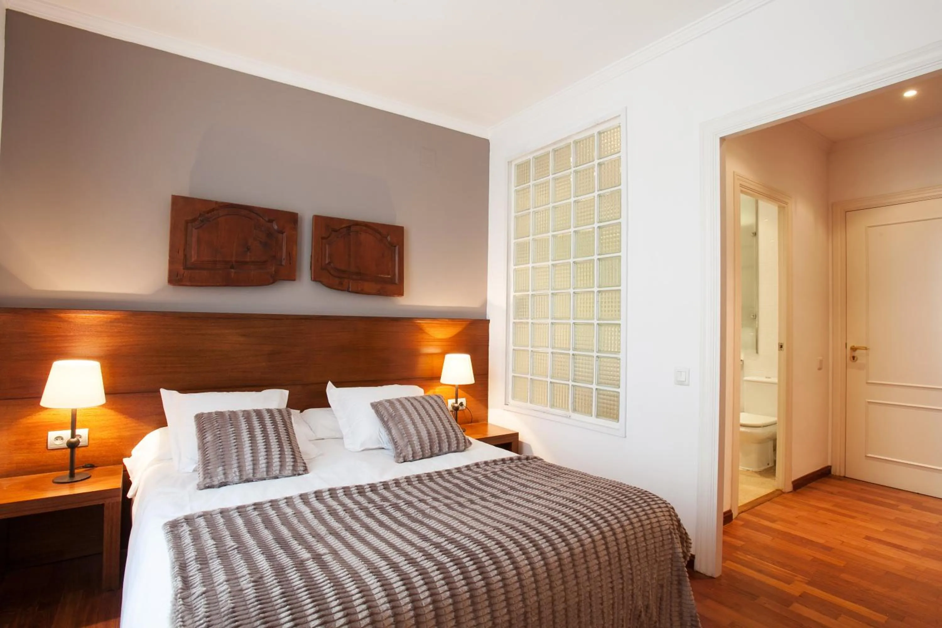 Bedroom, Bed in Serennia Apartamentos Ramblas - Plaça Catalunya