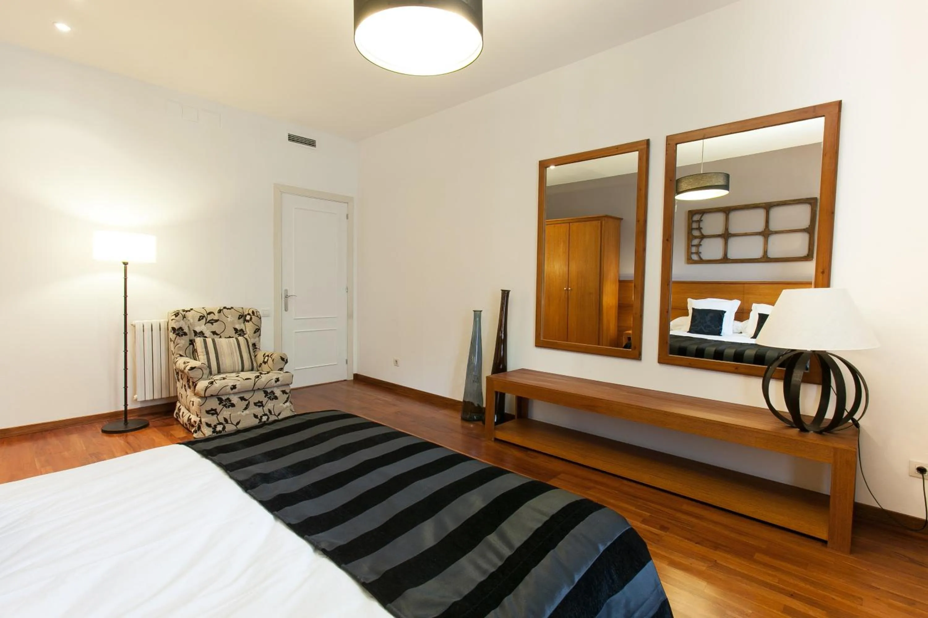 Bedroom, Bed in Serennia Apartamentos Ramblas - Plaça Catalunya