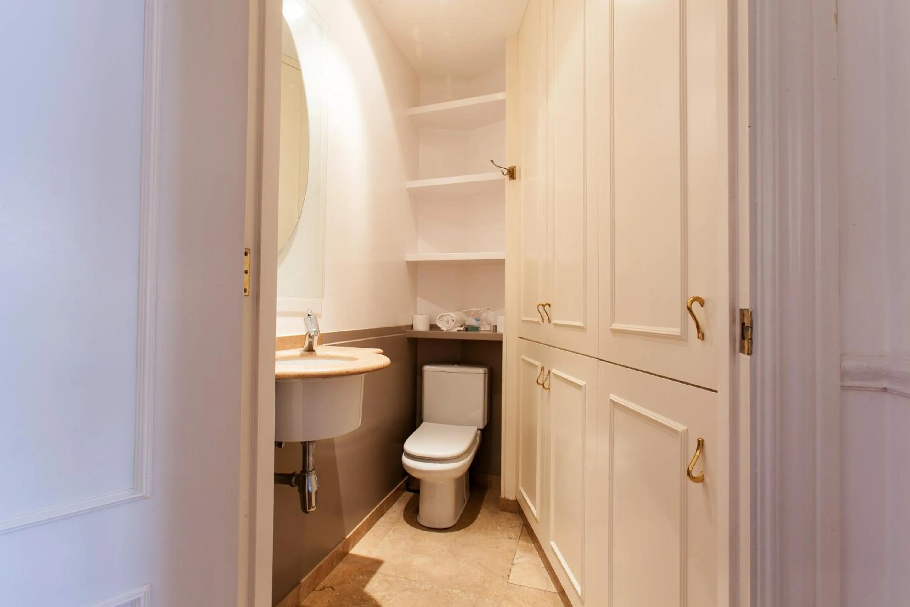 Toilet in Serennia Apartamentos Ramblas - Plaça Catalunya