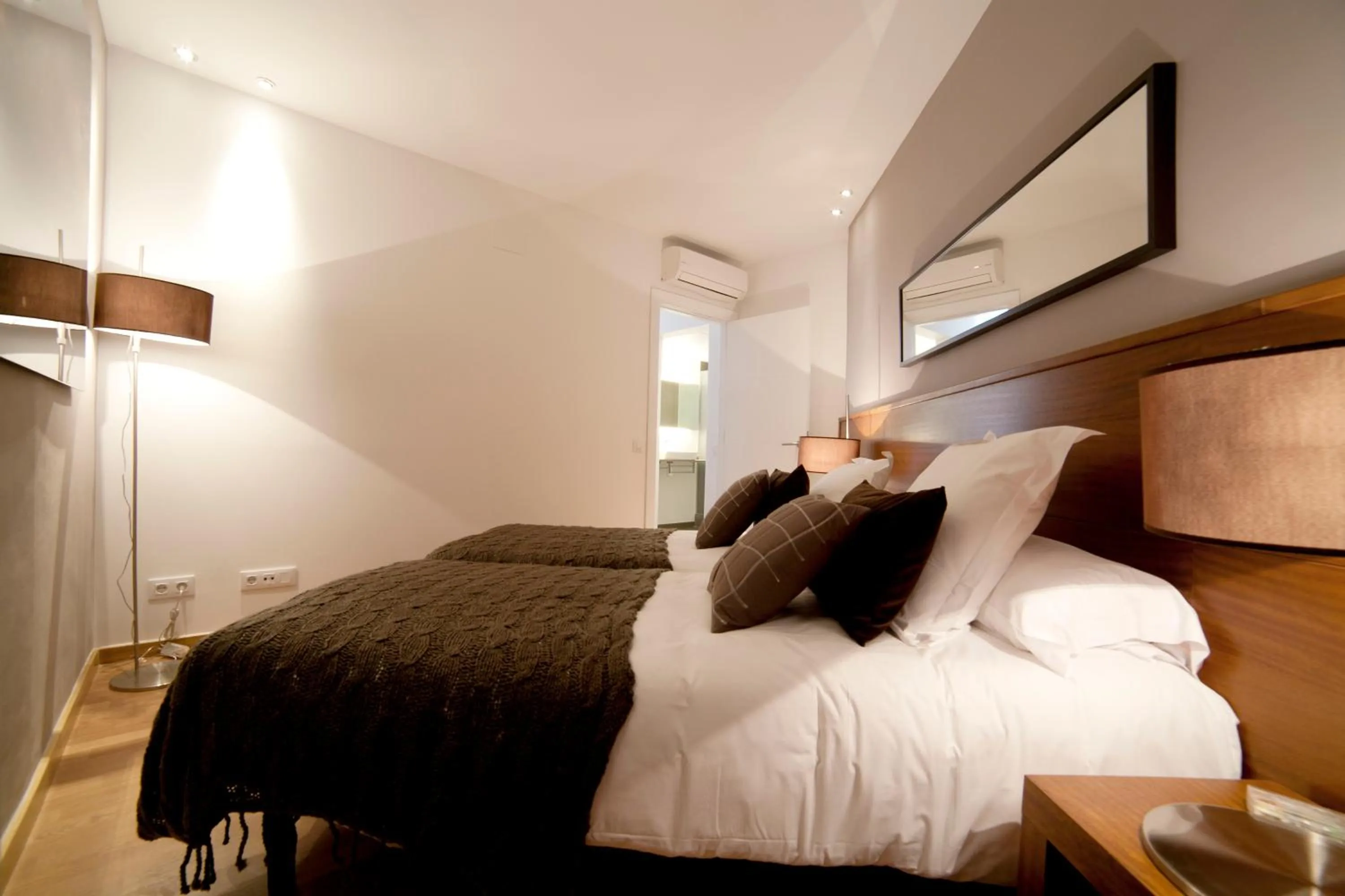 Photo of the whole room, Bed in Serennia Apartamentos Ramblas - Plaça Catalunya