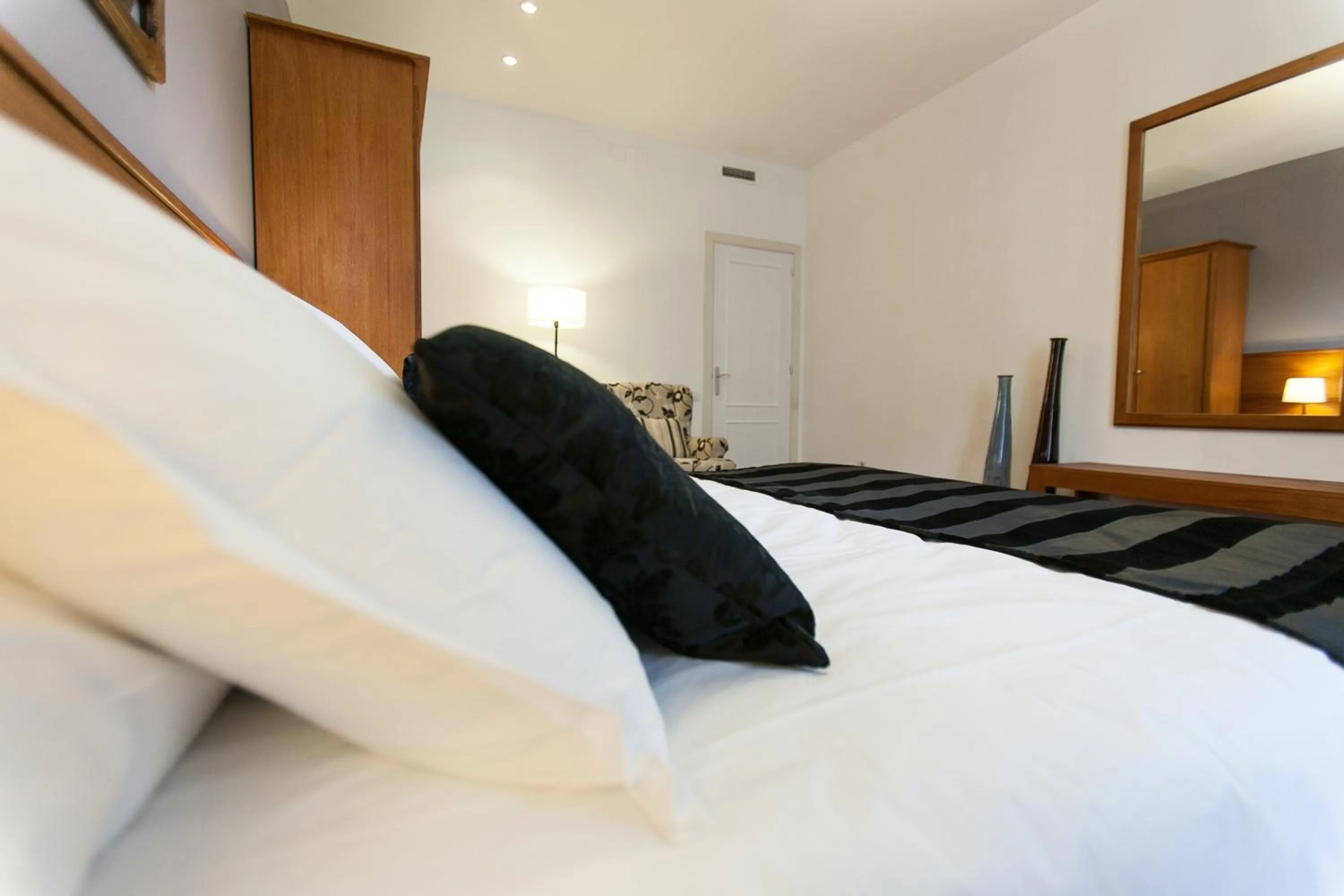 Bedroom, Bed in Serennia Apartamentos Ramblas - Plaça Catalunya