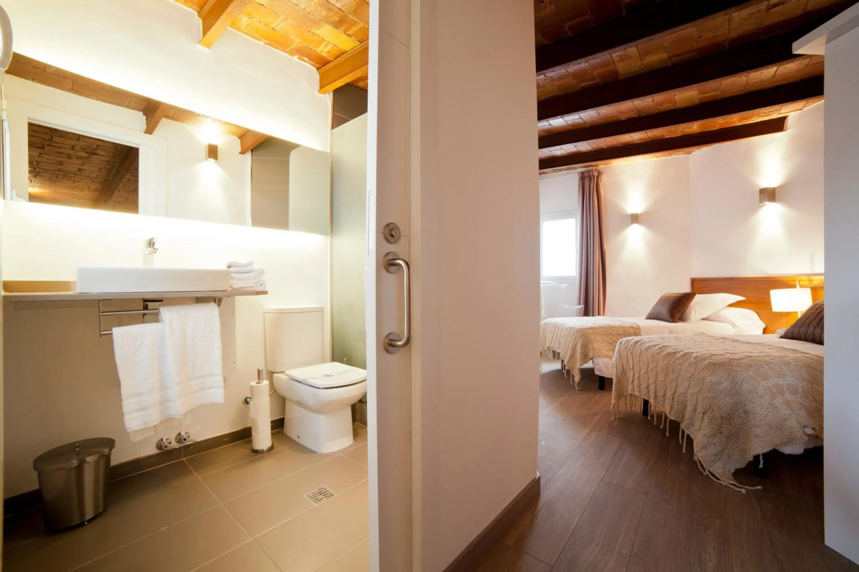 Bathroom, Bed in Serennia Apartamentos Ramblas - Plaça Catalunya