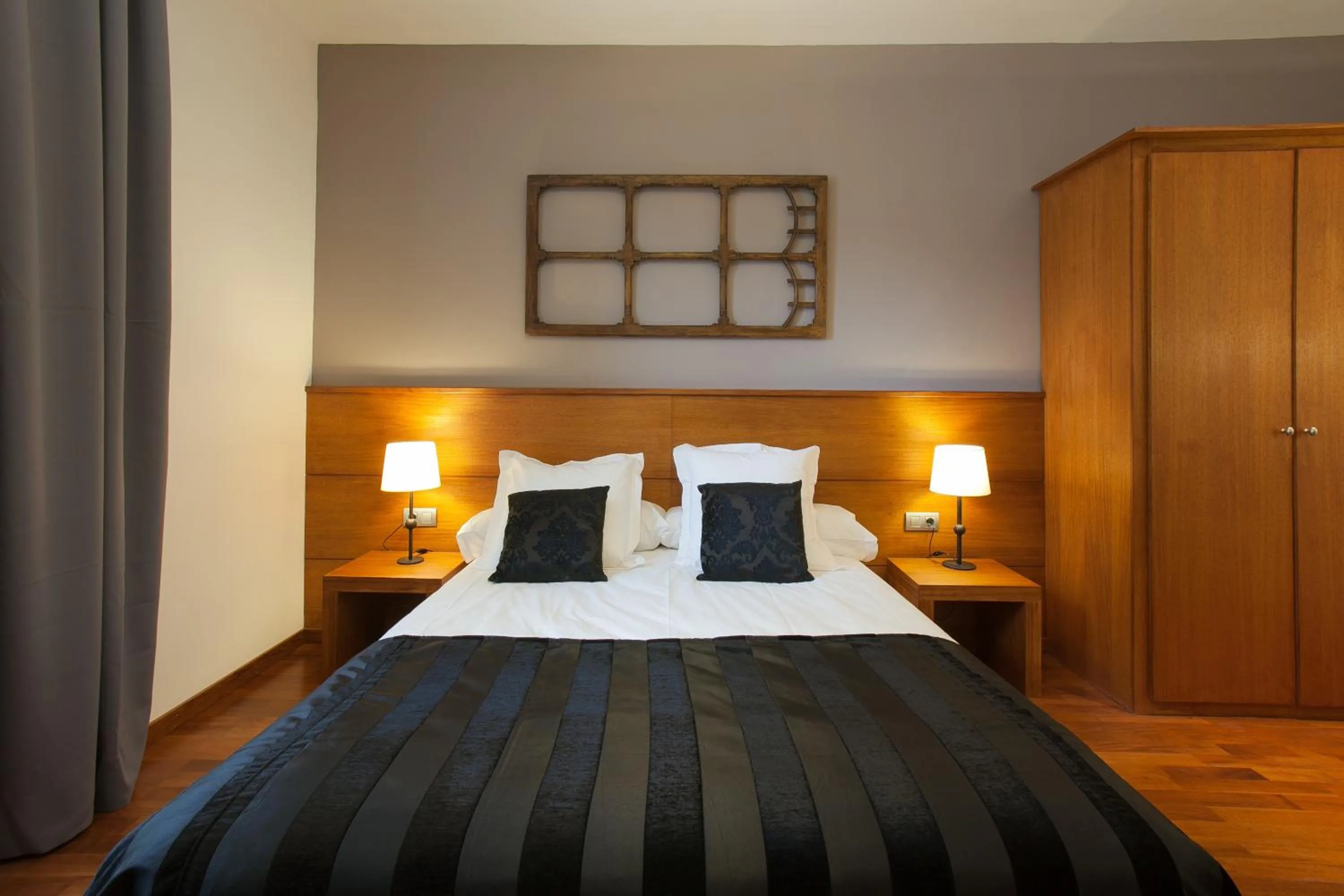 Bedroom, Bed in Serennia Apartamentos Ramblas - Plaça Catalunya