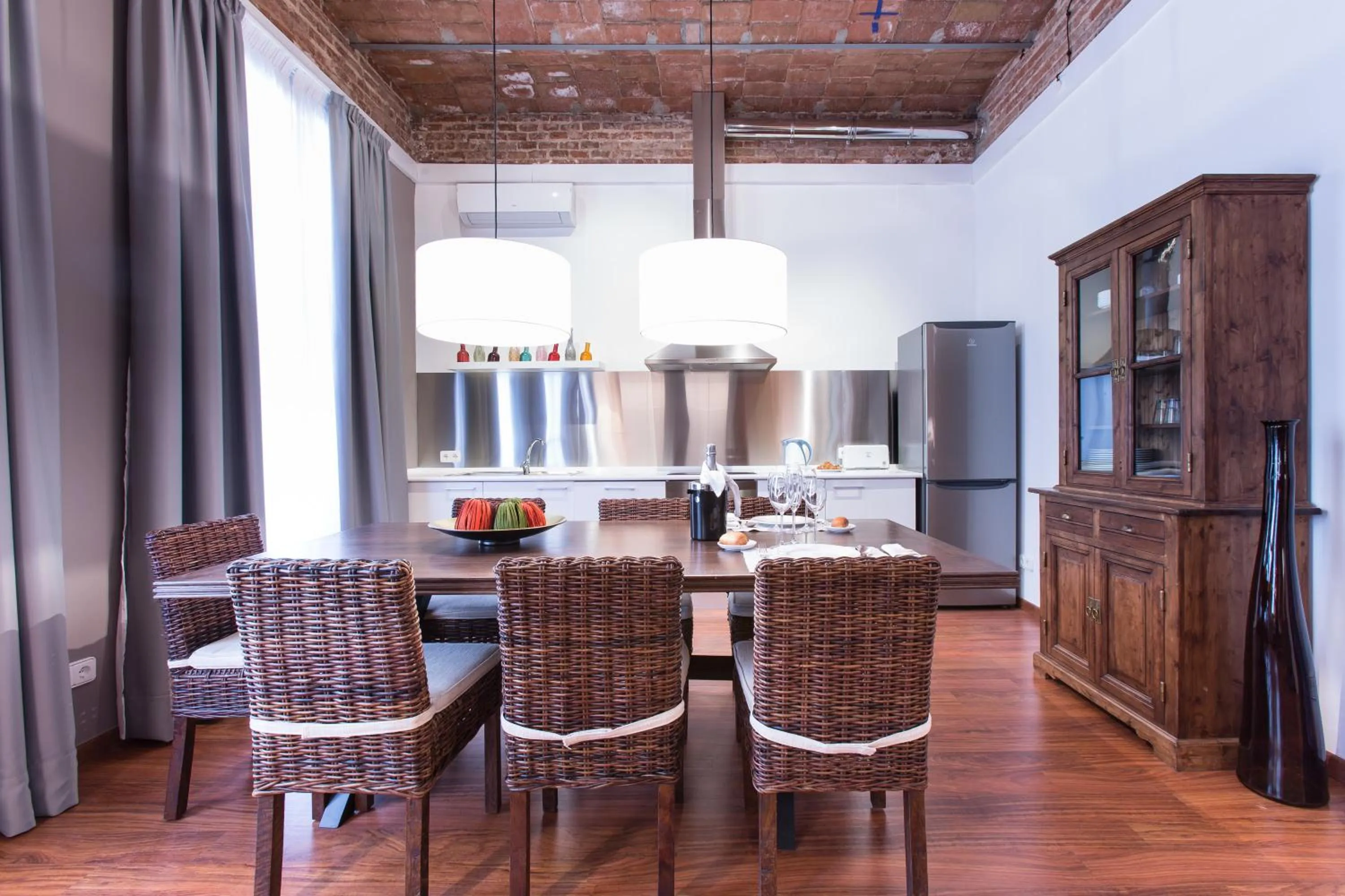 Kitchen or kitchenette in Serennia Apartamentos Ramblas - Plaça Catalunya