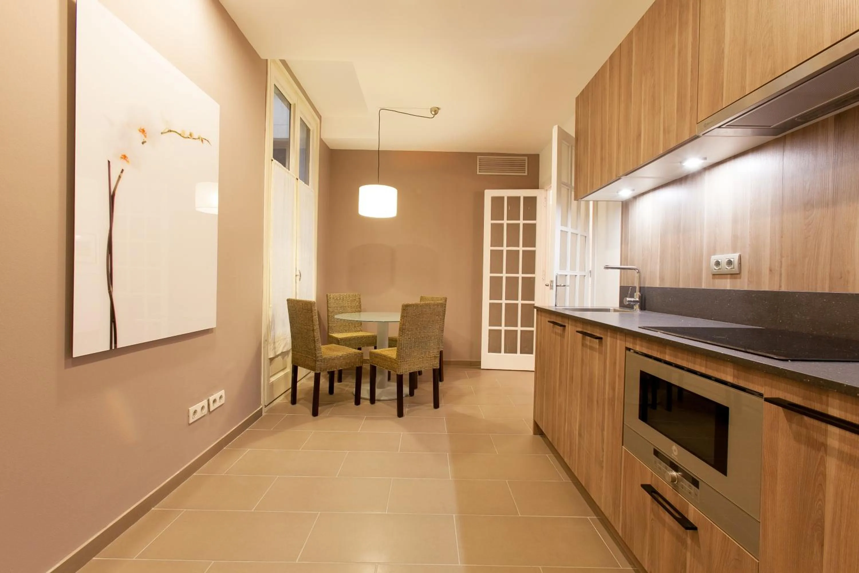 Kitchen or kitchenette in Serennia Apartamentos Ramblas - Plaça Catalunya