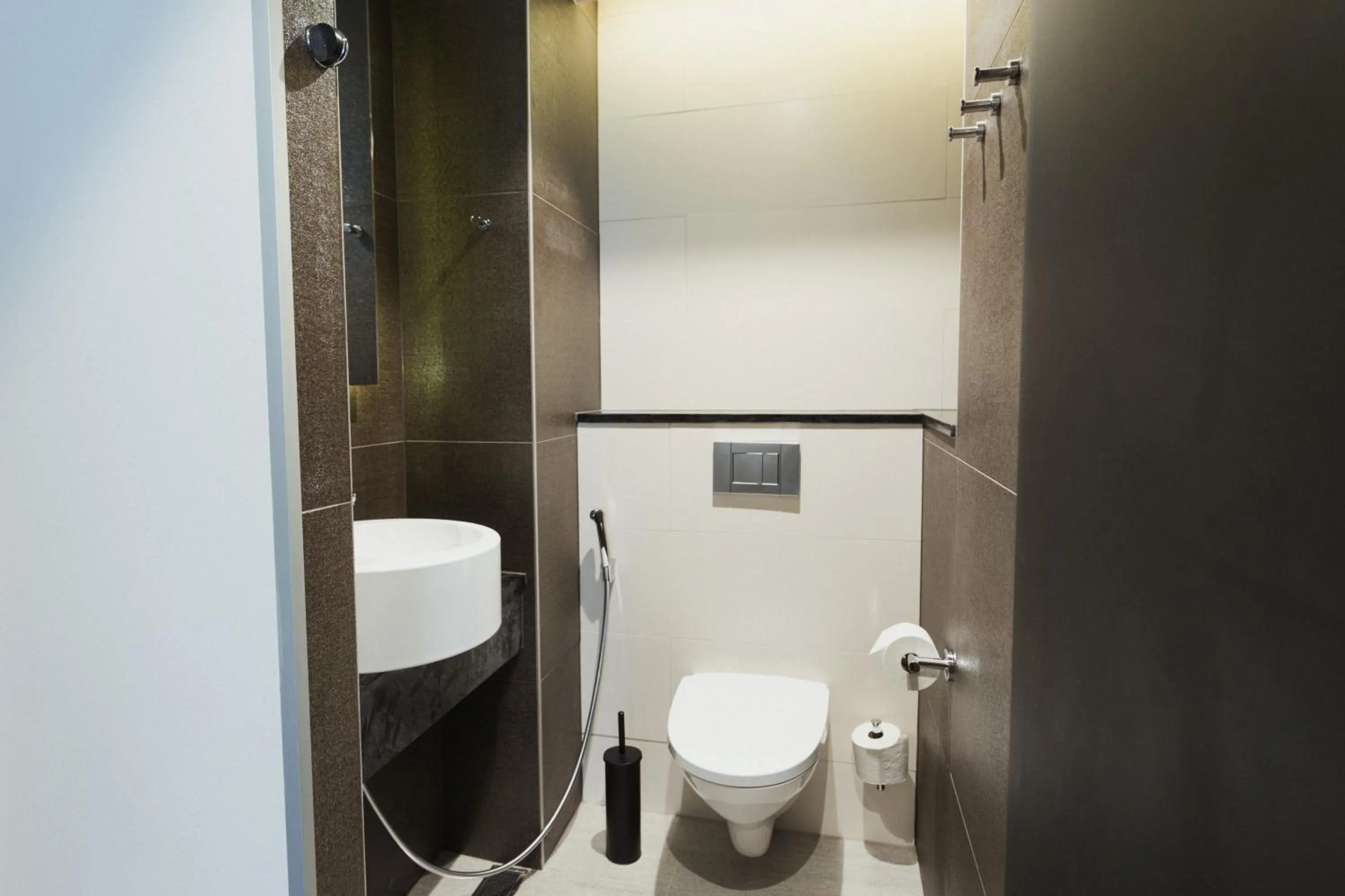 Toilet in GLO Hotel Art