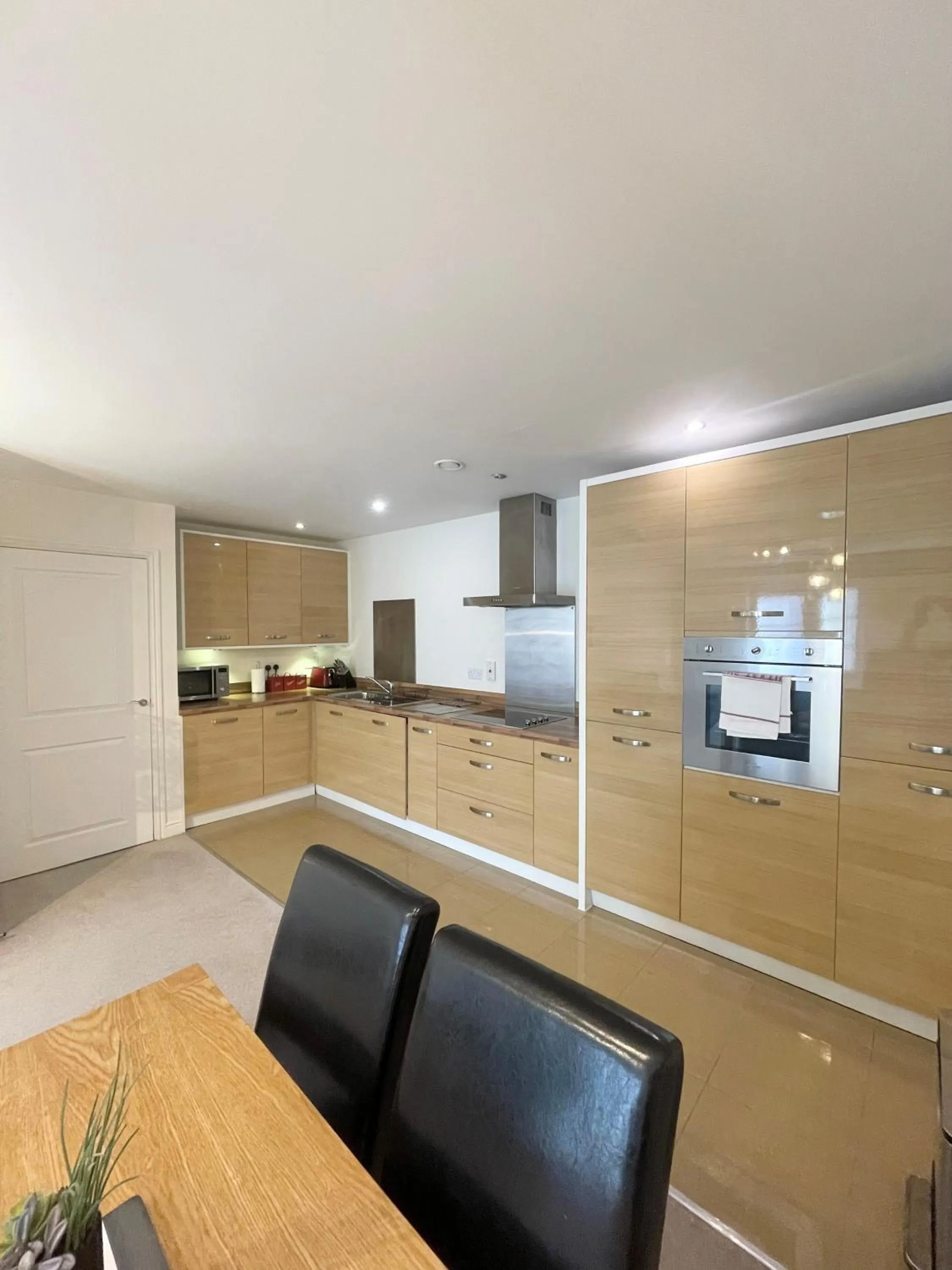 Kitchen or kitchenette in Blue Sky Apartments @Wallis Square, Farnborough