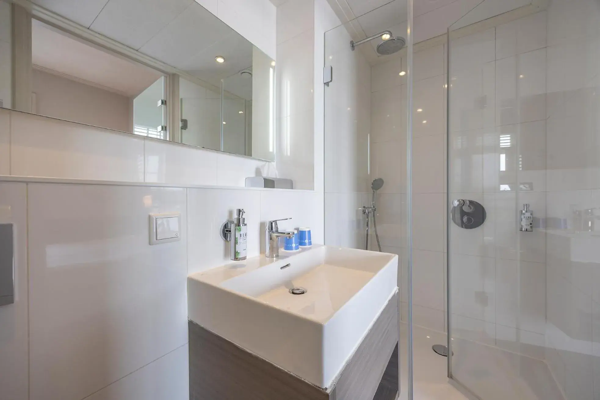 Comfort Double Room with Lake View in Fletcher Hotel - Restaurant Nautisch Kwartier Comfort Double Room with Lake View in Fletcher Hotel - Restaurant Nautisch Kwartier