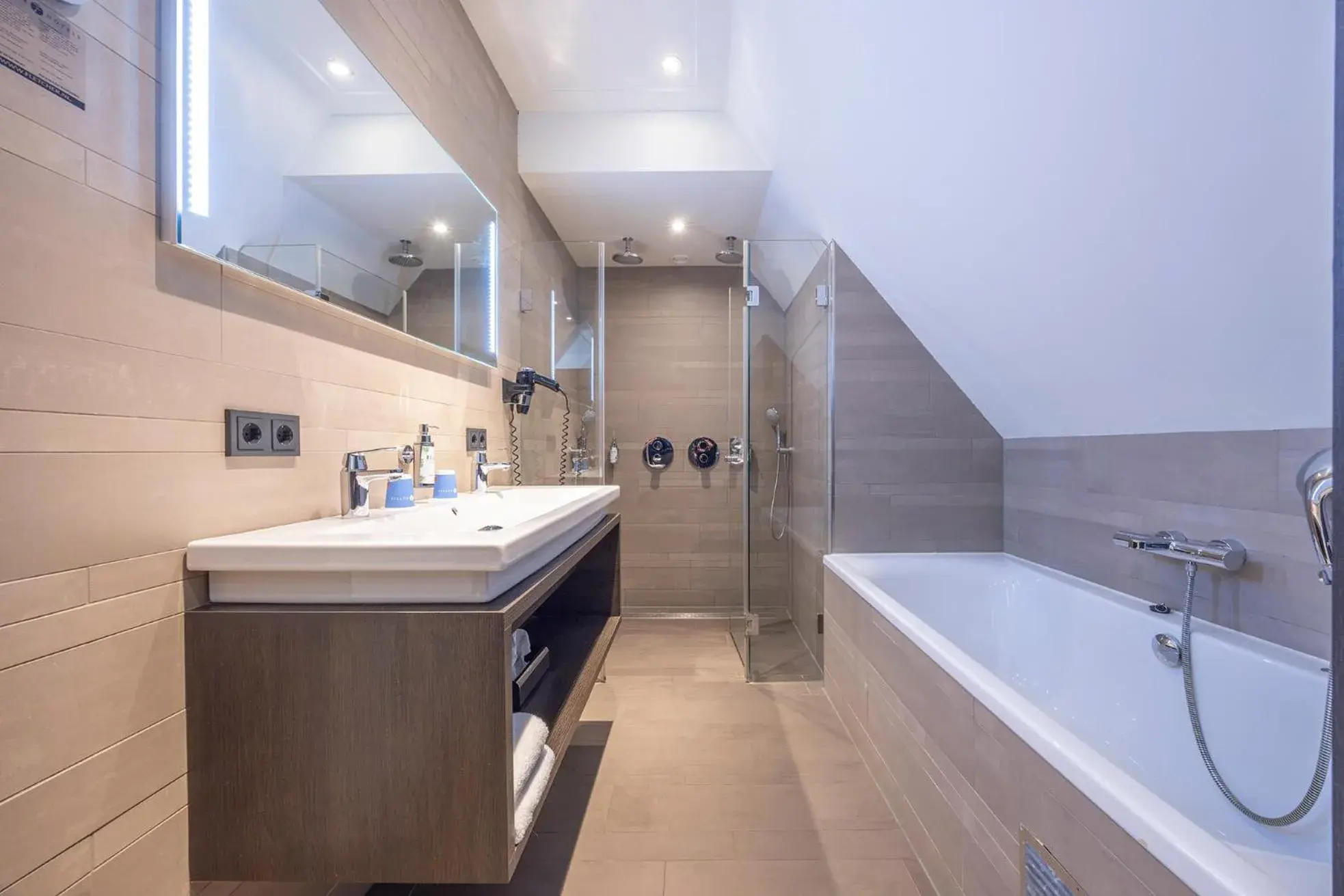 Apartment Suite in Fletcher Hotel - Restaurant Nautisch Kwartier Apartment Suite in Fletcher Hotel - Restaurant Nautisch Kwartier