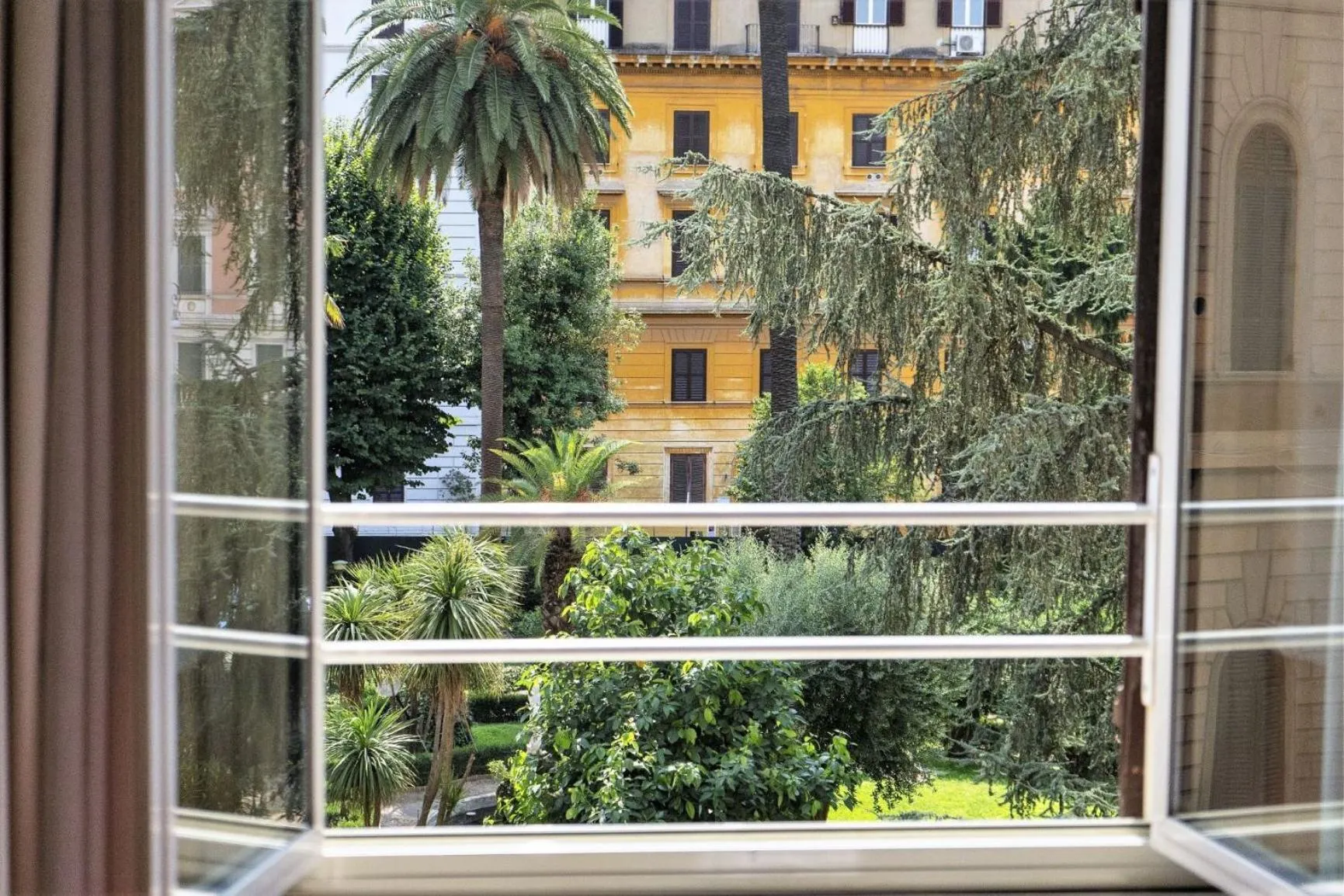Garden view in Capitolium Rooms