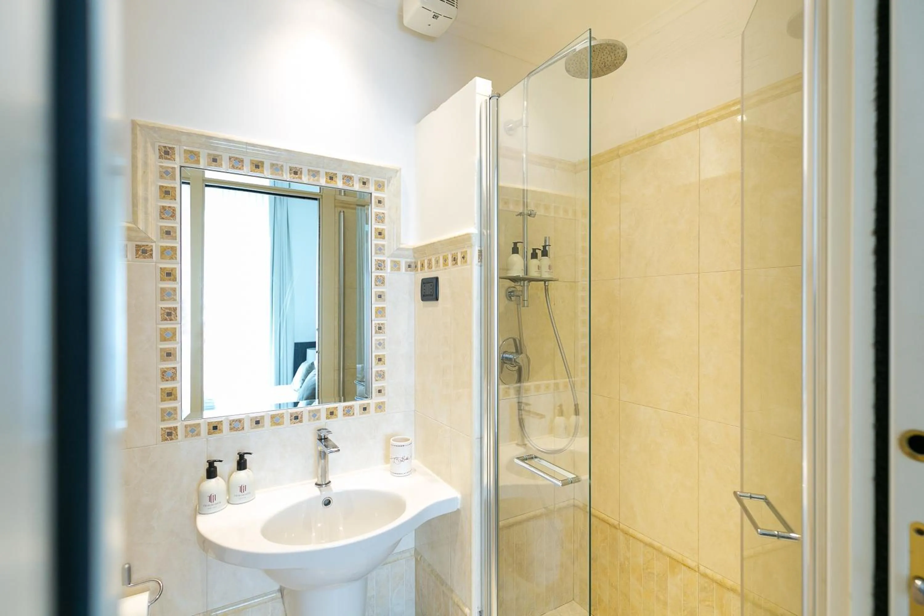 Shower in Capitolium Rooms