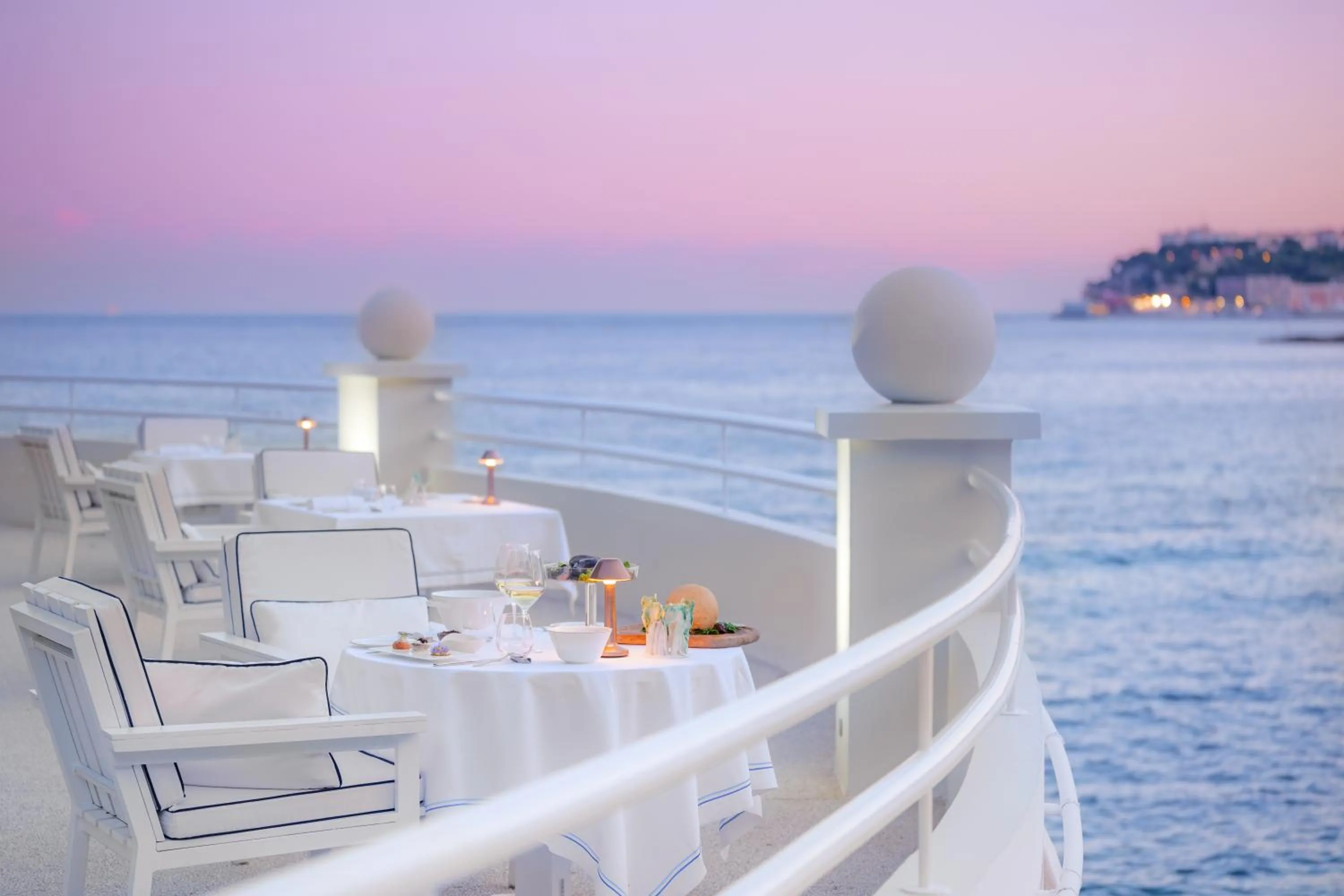 Restaurant/places to eat in Monte-Carlo Beach