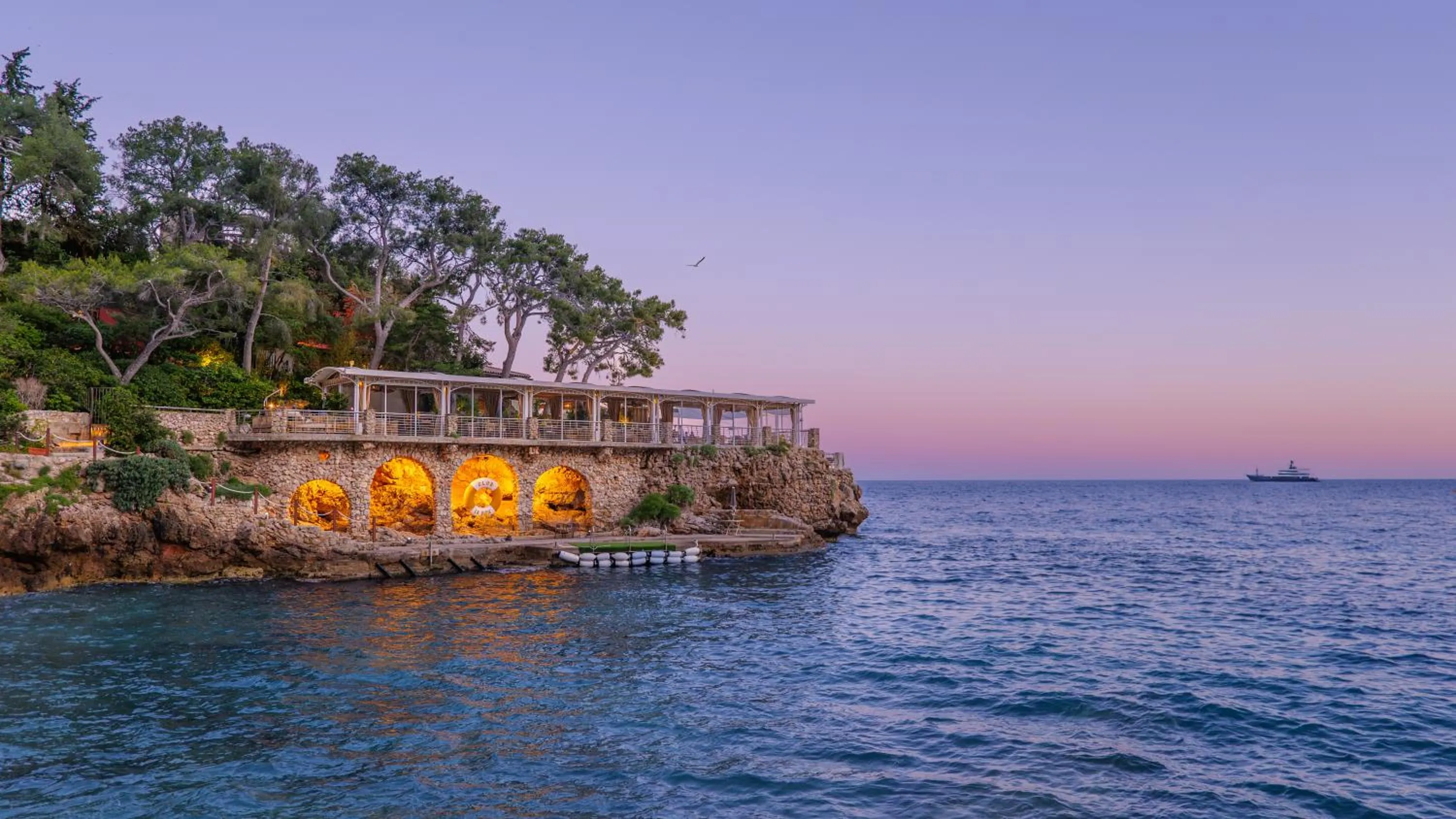 Restaurant/places to eat in Monte-Carlo Beach