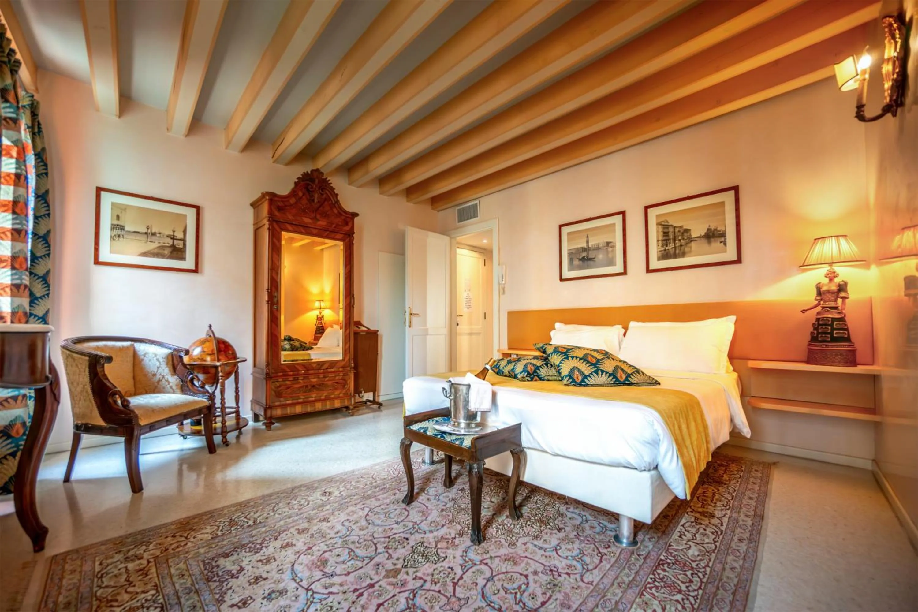 Bedroom, Bed in Palazzo San Luca