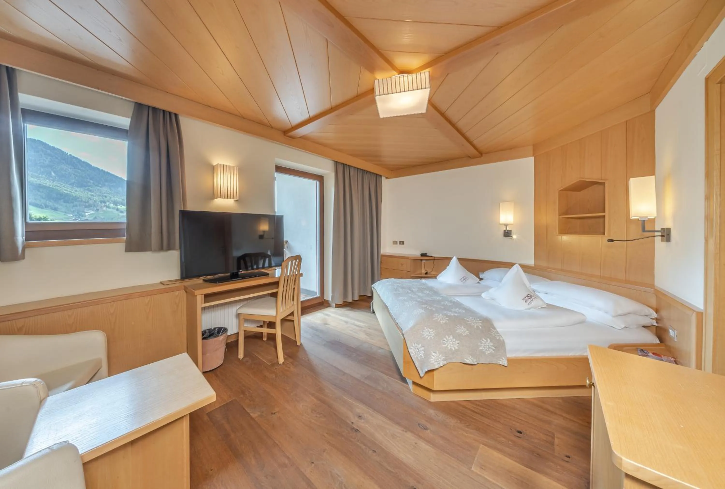 Photo of the whole room, Bed in Alpin & Vital Hotel La Perla