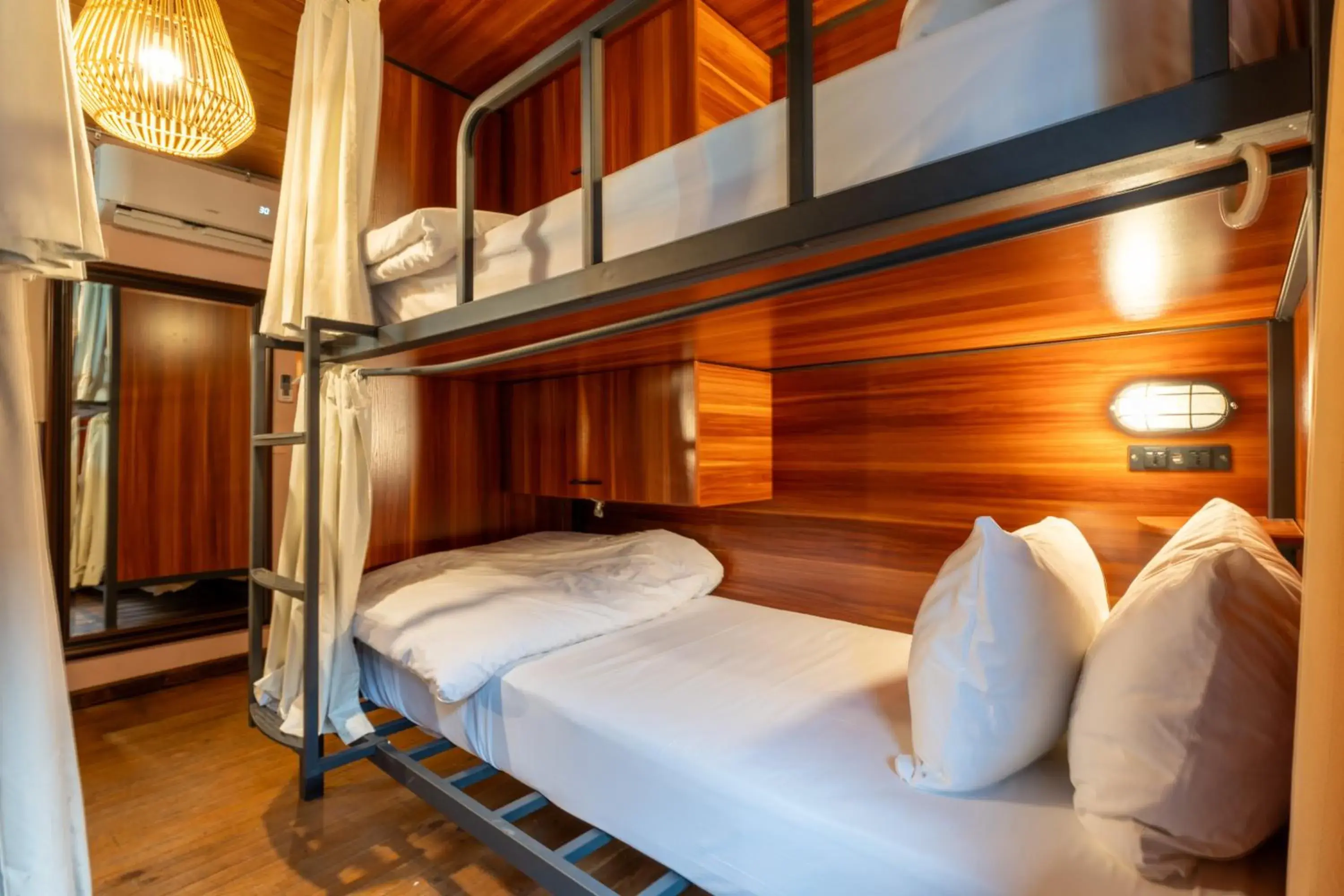 Bed in 4-Bed Female Dormitory Room in Socialtel Plaza Pucón Bed in 4-Bed Female Dormitory Room in Socialtel Plaza Pucón