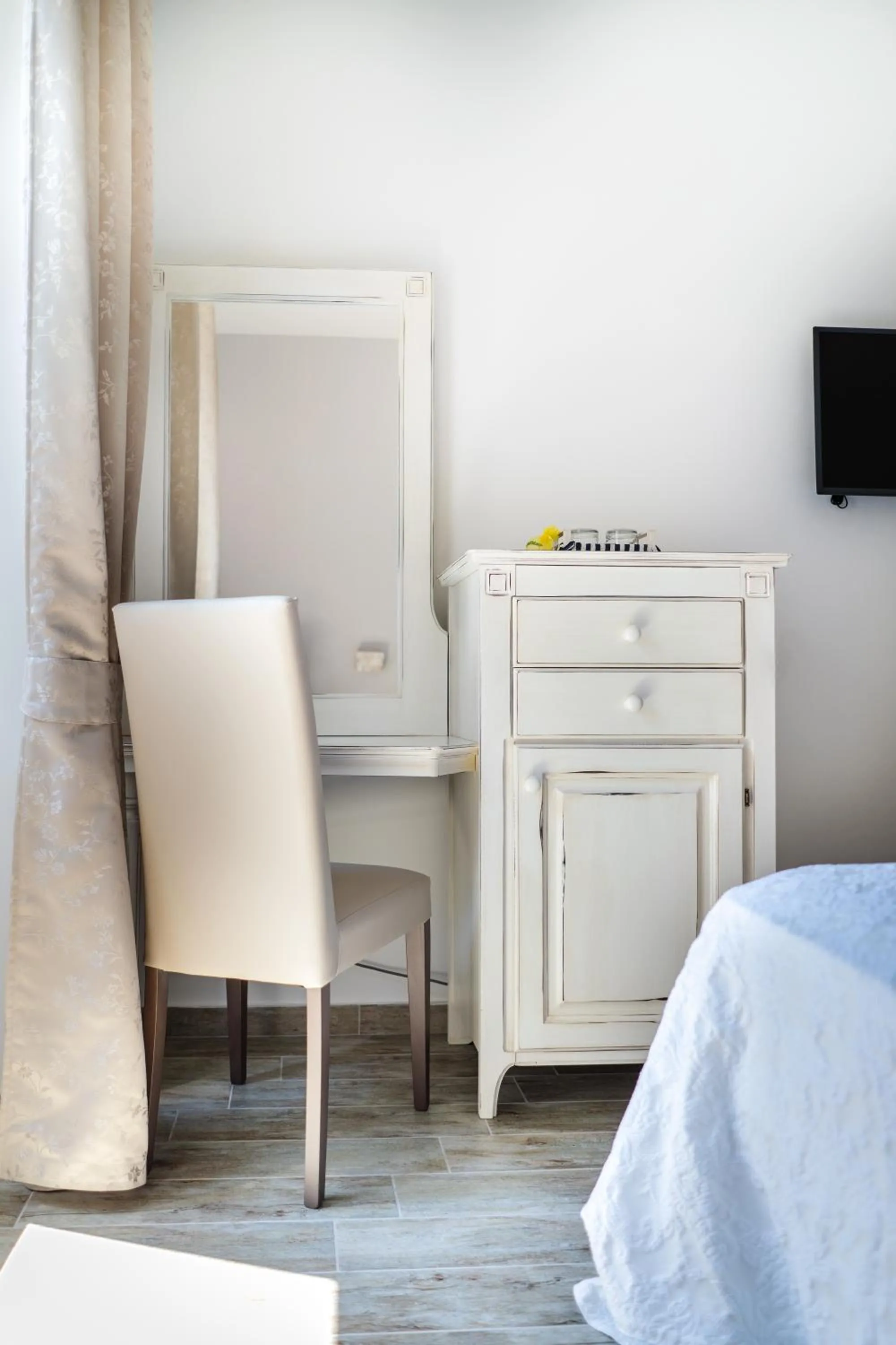 Seating area, Bed in Lemon Factor Sorrento