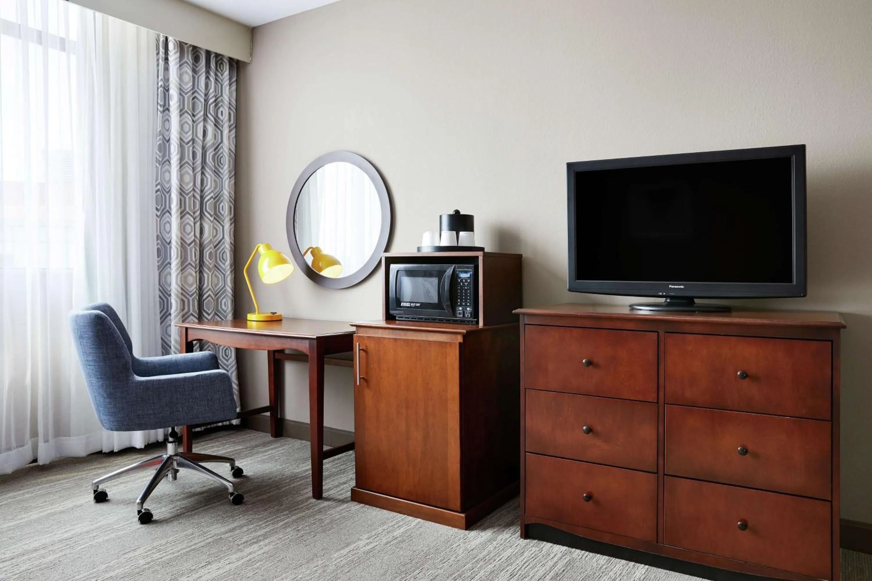Bedroom in Hampton Inn & Suites Mt. Prospect