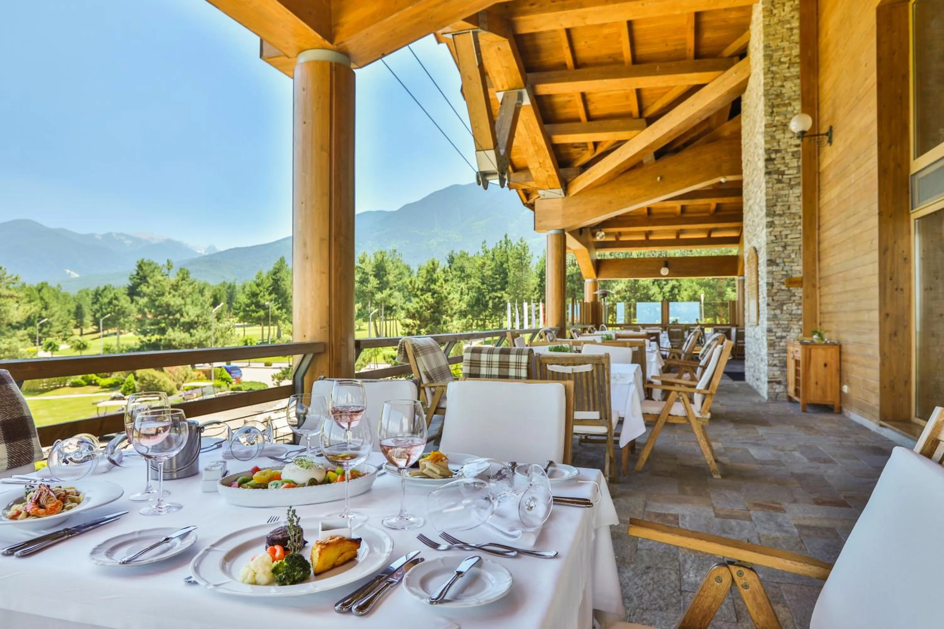 Restaurant/places to eat in Pirin Golf & Country Club Apartment Complex