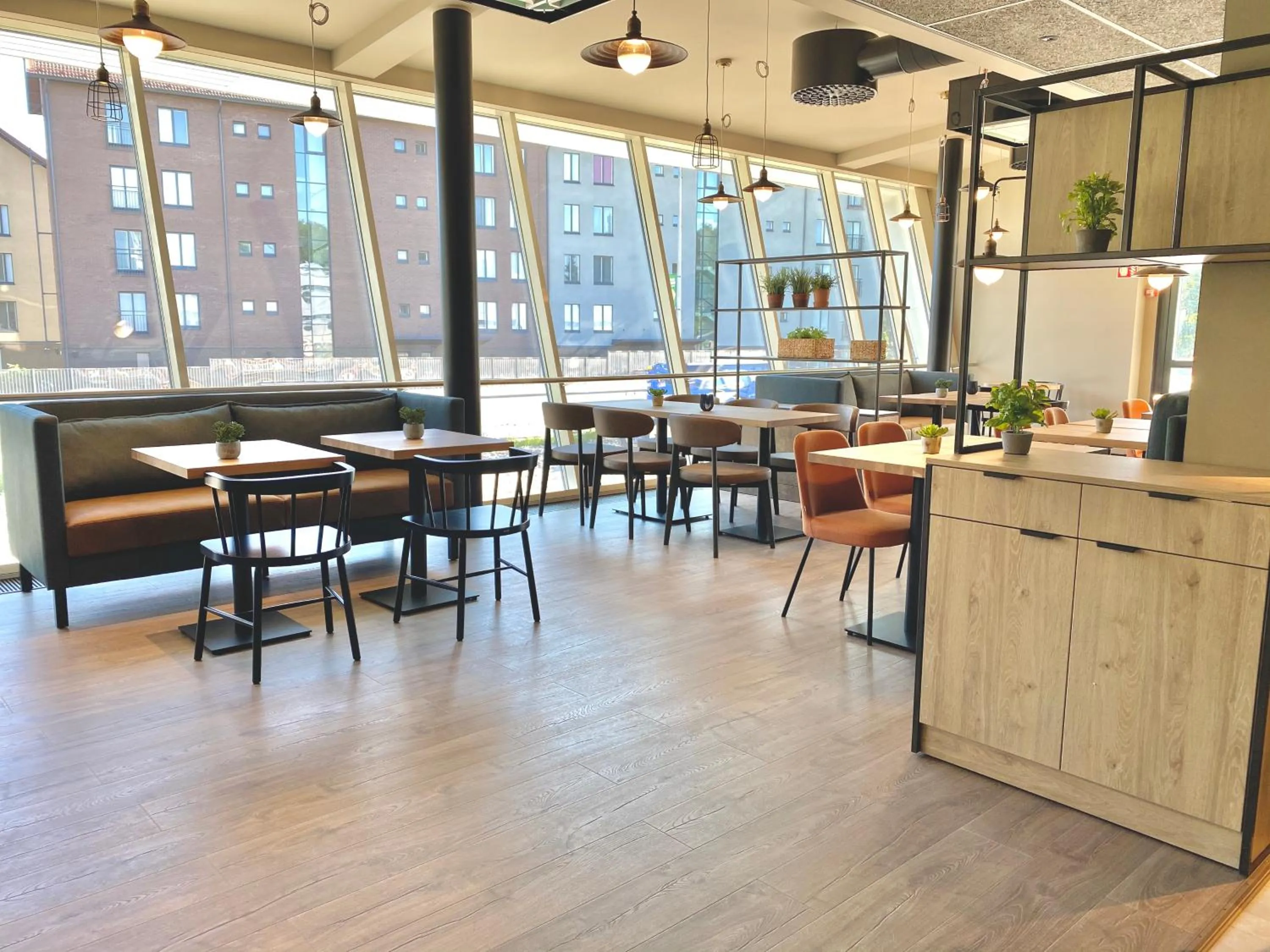 Restaurant/places to eat in Pilot Airport Hotel