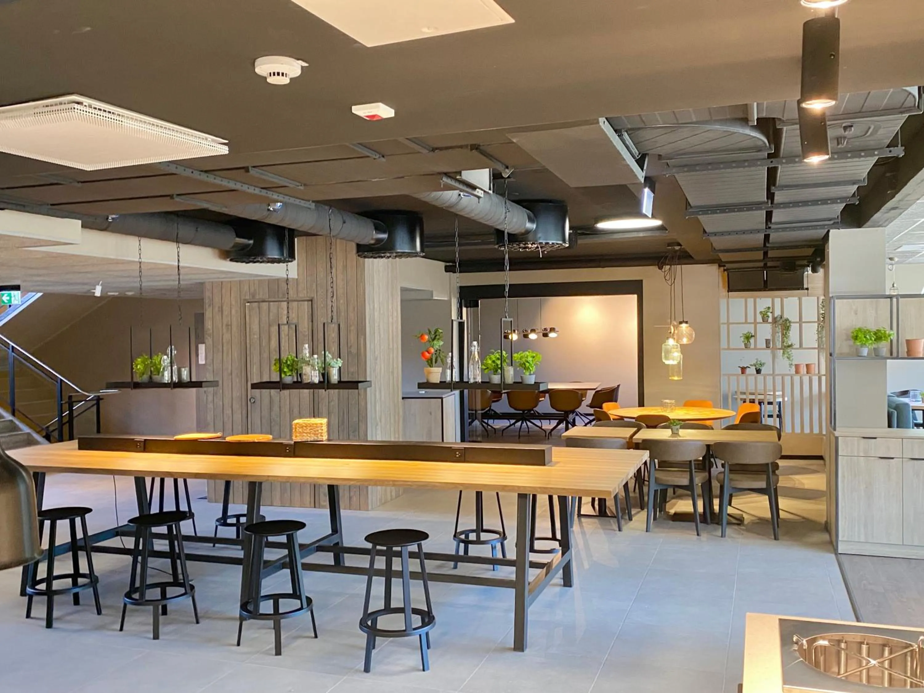 Restaurant/places to eat in Pilot Airport Hotel