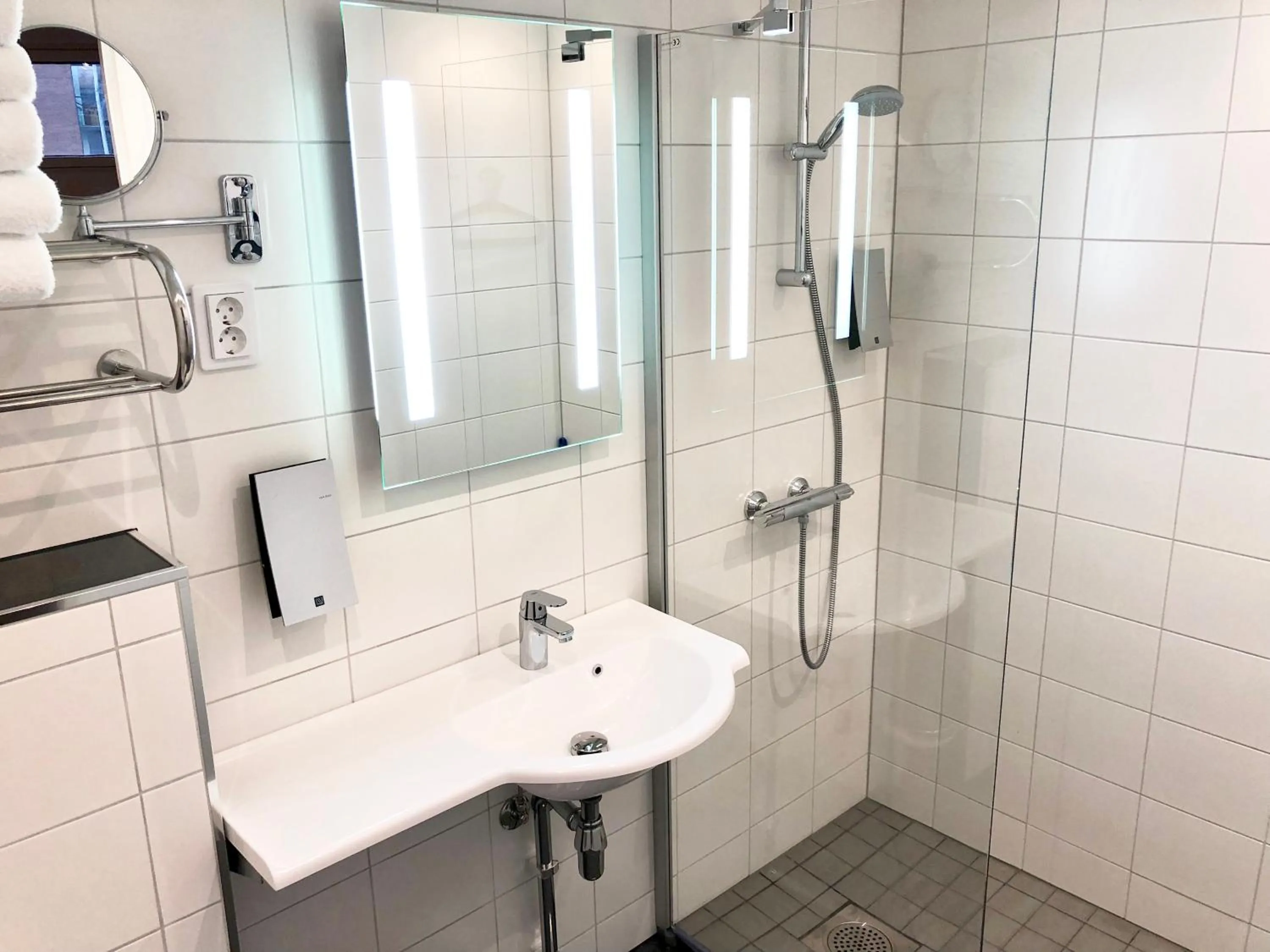 Bathroom in Pilot Airport Hotel