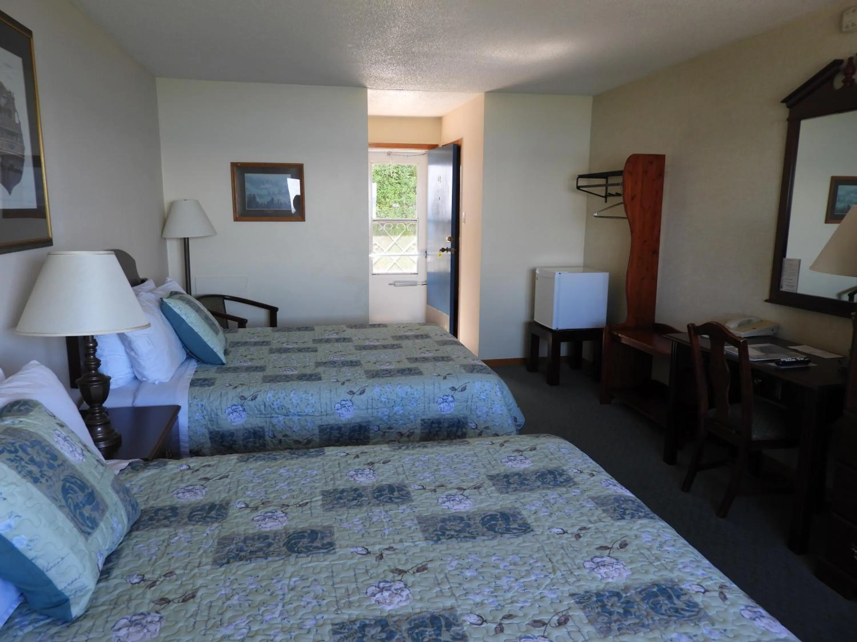 Photo of the whole room, Bed in Admiral Digby Inn Restaurant and Cottages