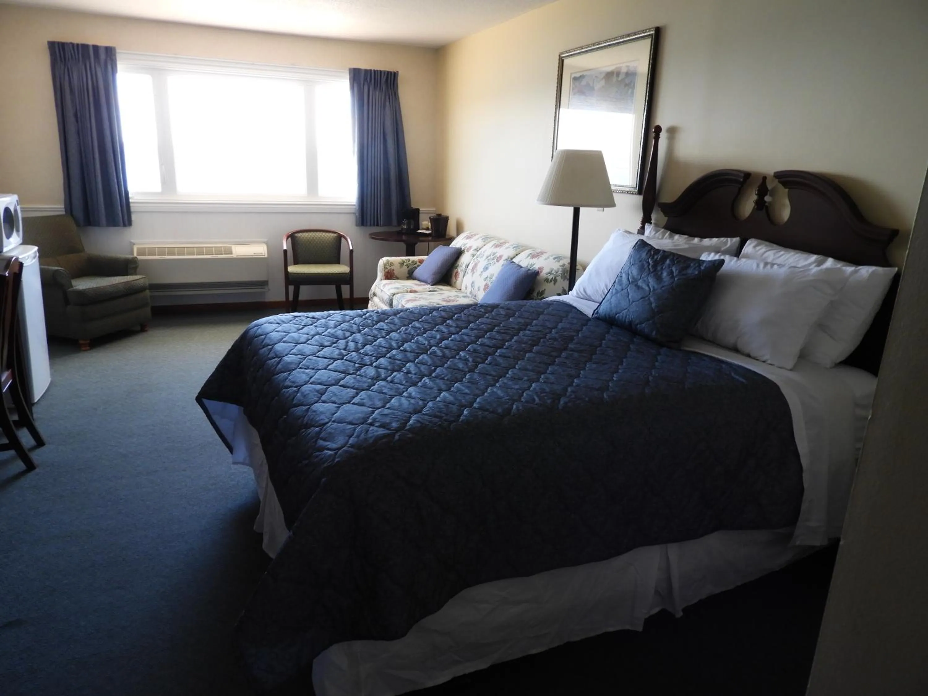 Bed in Admiral Digby Inn Restaurant and Cottages