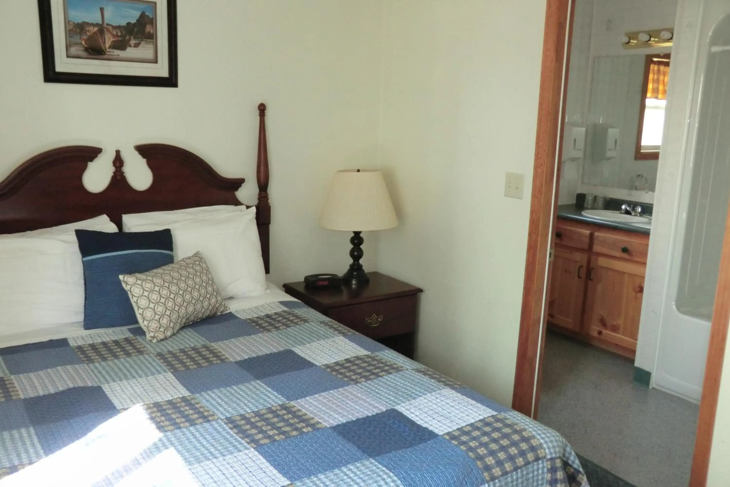 Shower, Bed in Admiral Digby Inn Restaurant and Cottages