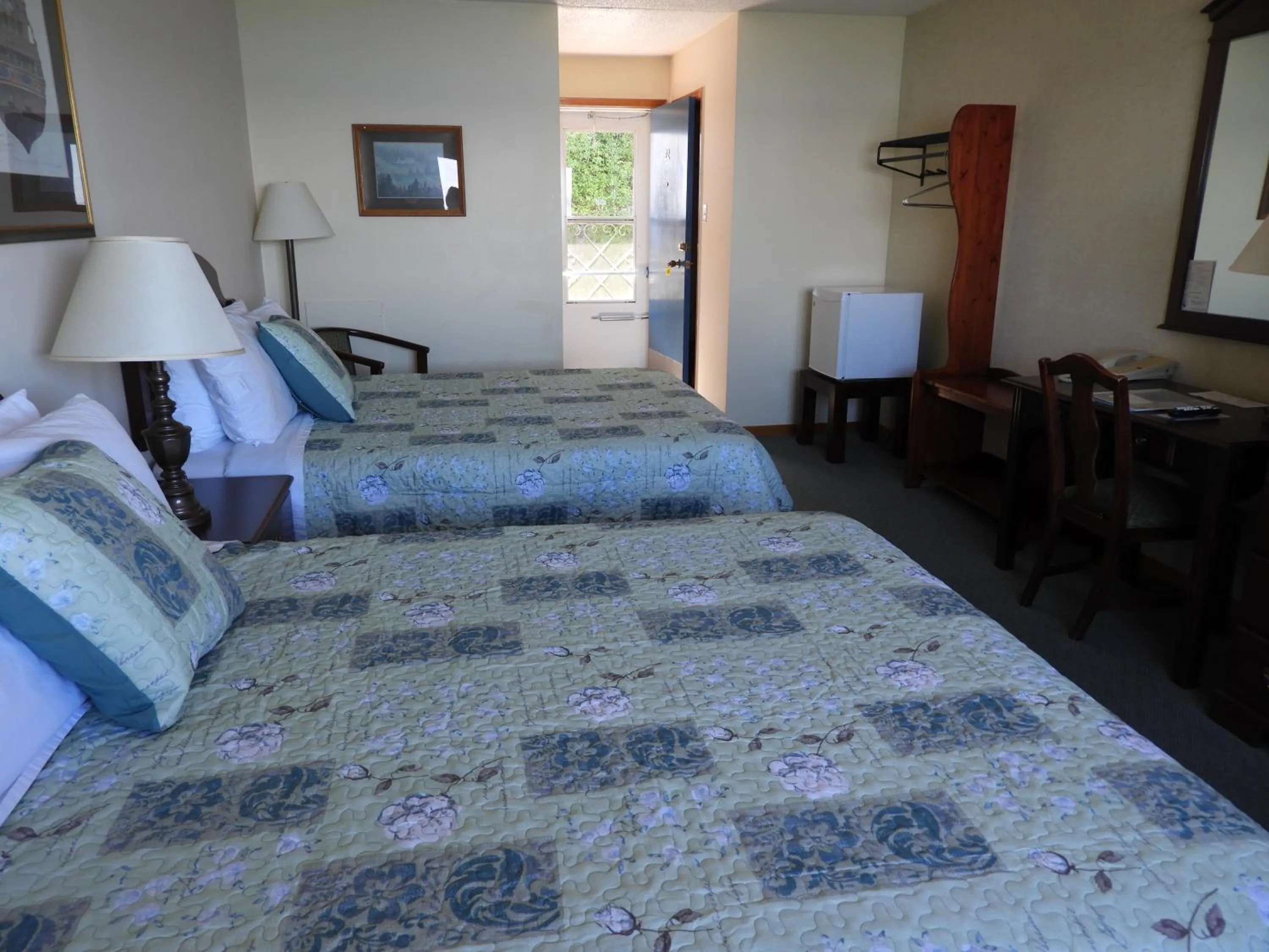 Photo of the whole room, Bed in Admiral Digby Inn Restaurant and Cottages